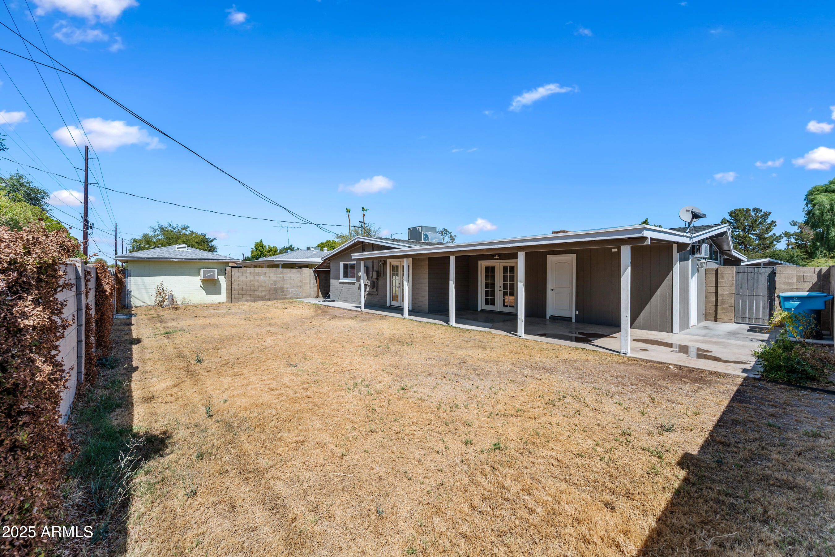 2035 W CLAREMONT Street