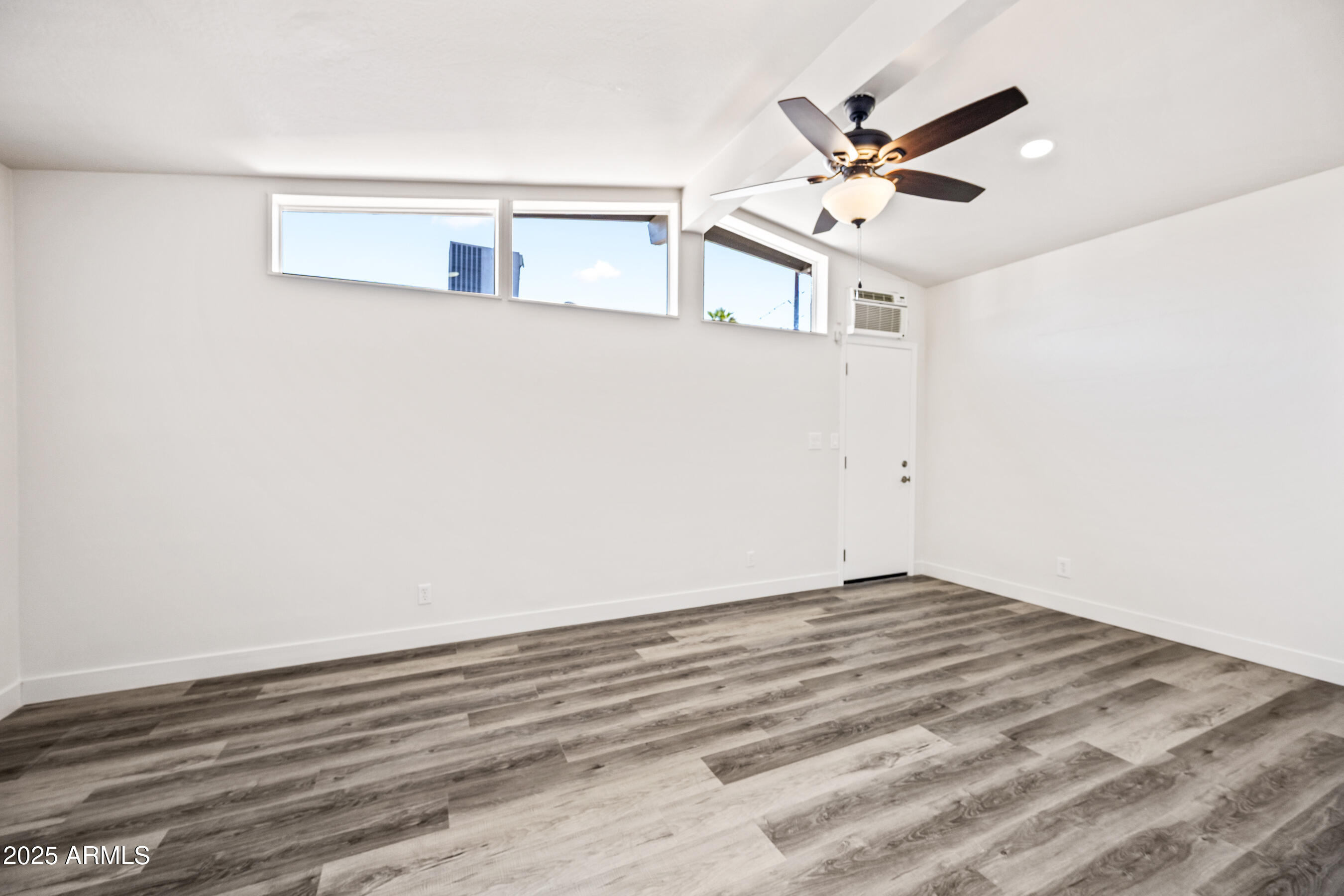 2035 W CLAREMONT Street