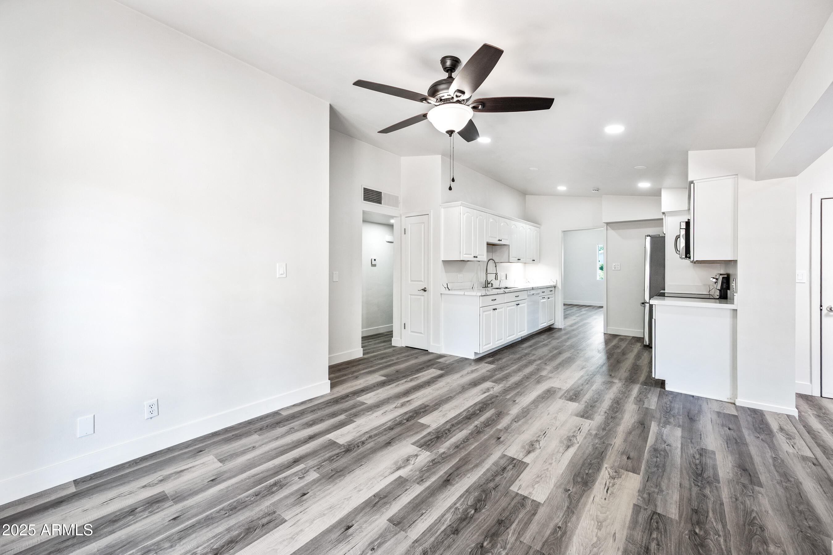 2035 W CLAREMONT Street