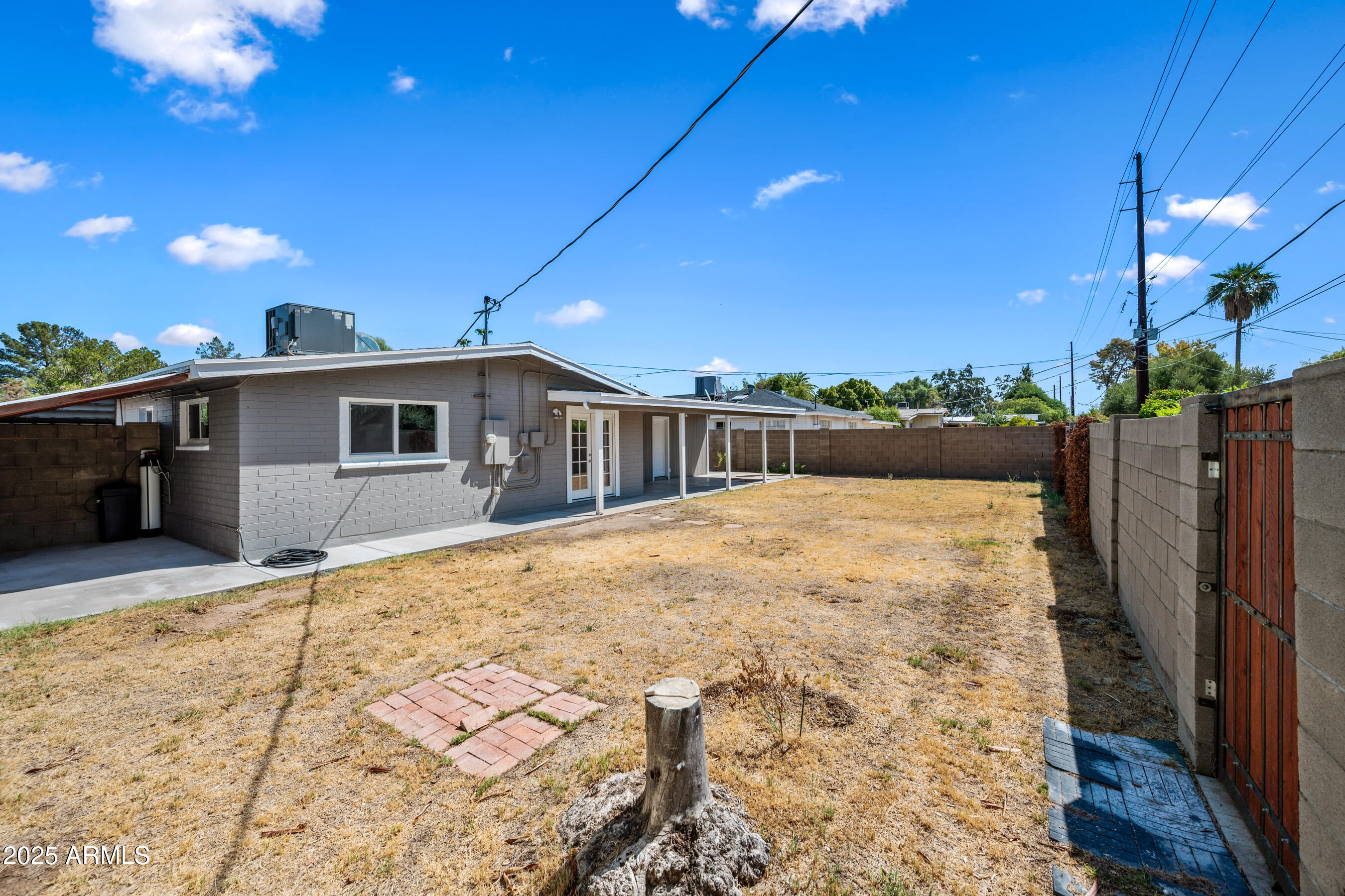 2035 W CLAREMONT Street