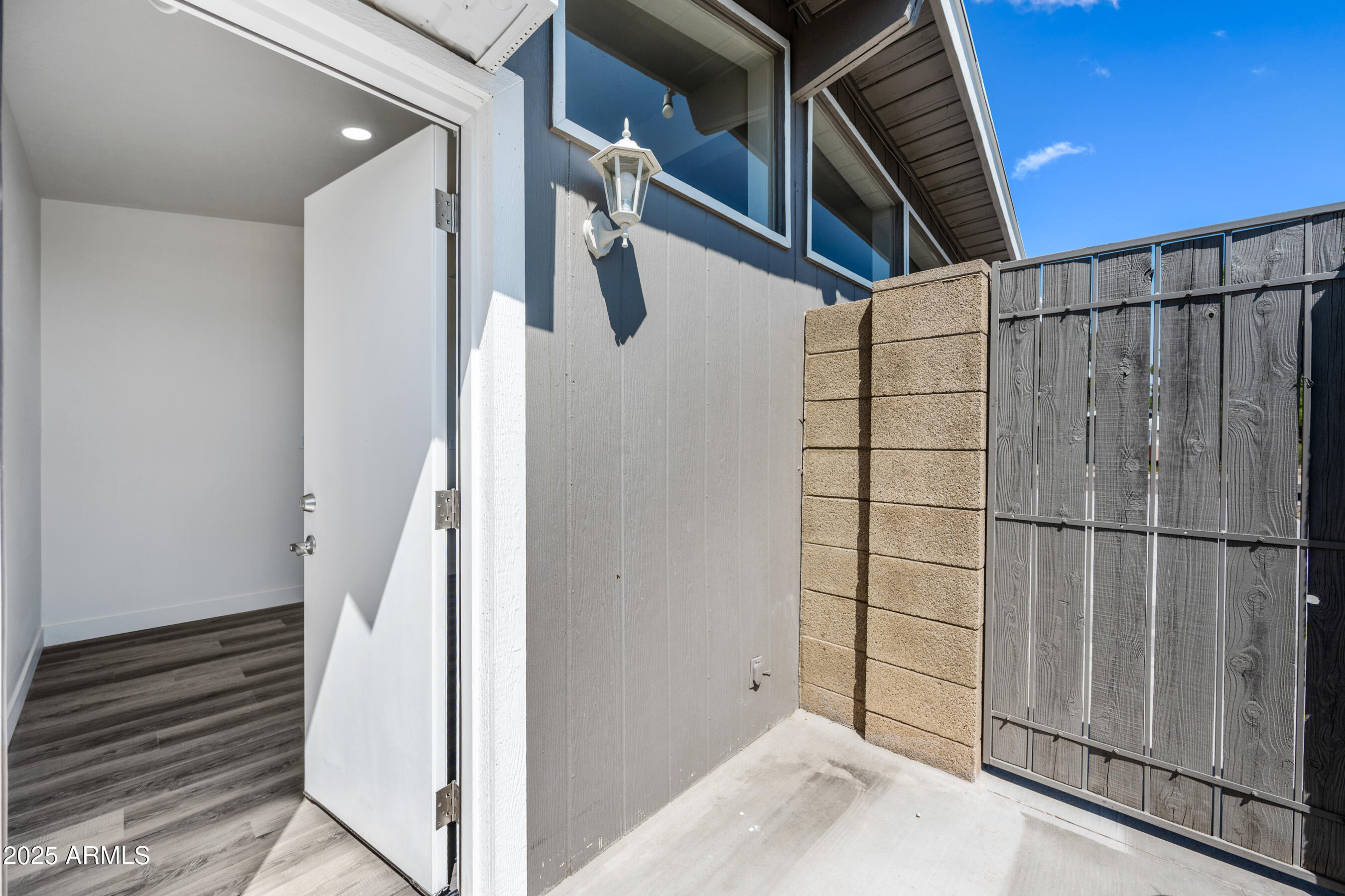 2035 W CLAREMONT Street