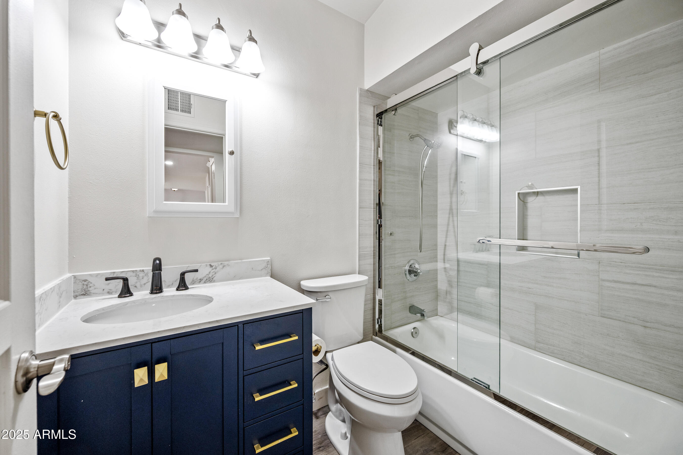 2035 W CLAREMONT Street