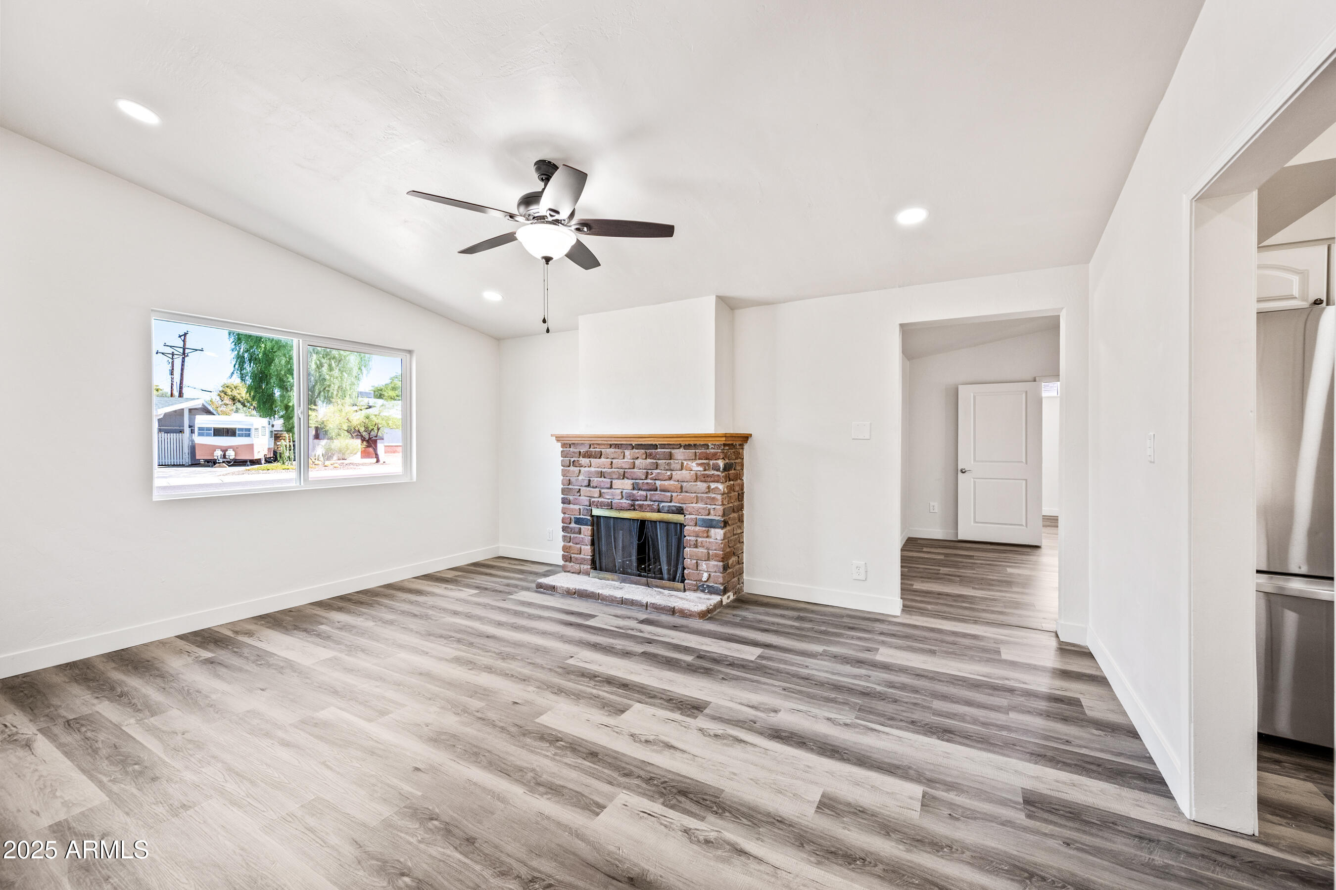 2035 W CLAREMONT Street