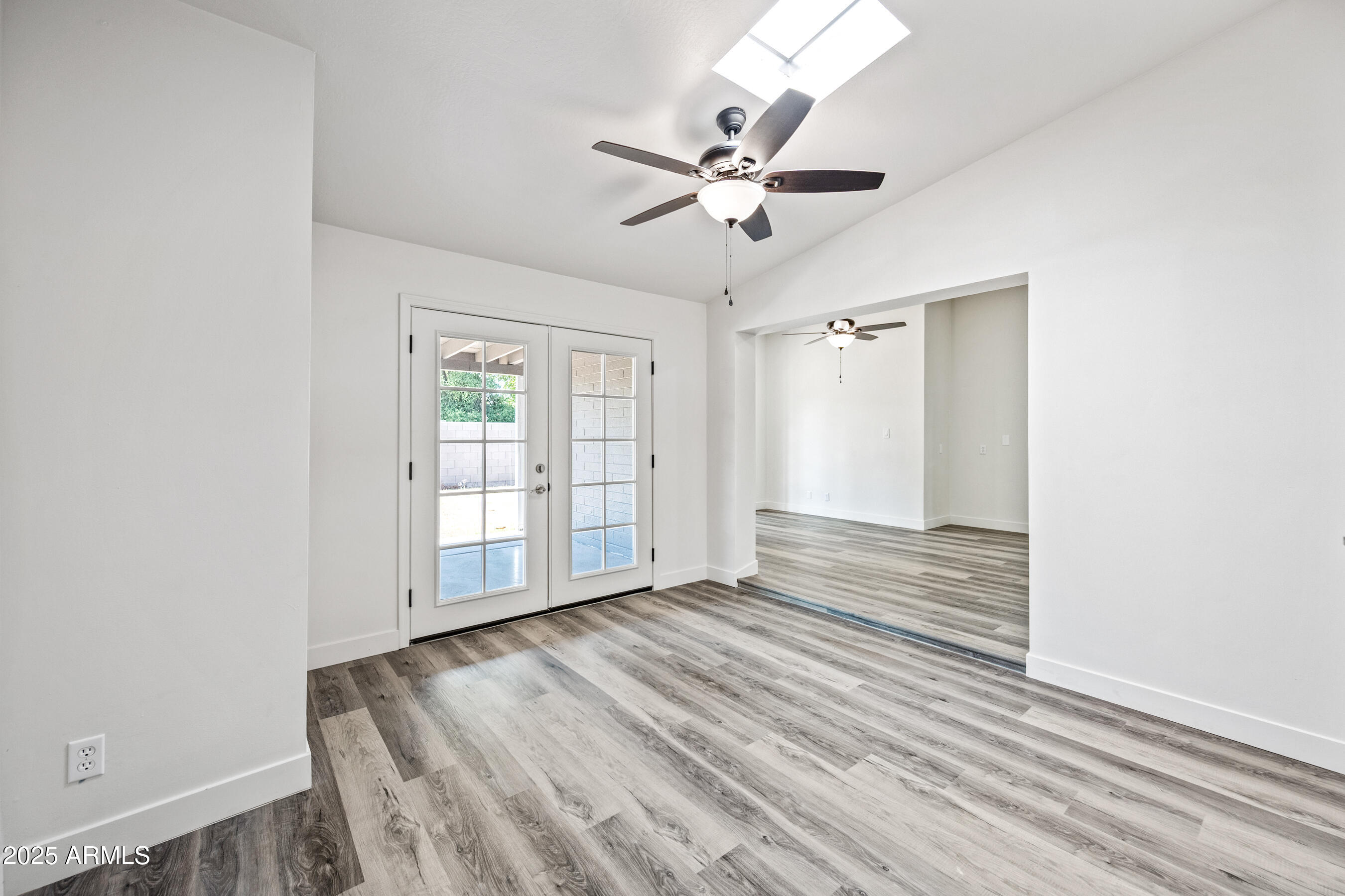 2035 W CLAREMONT Street