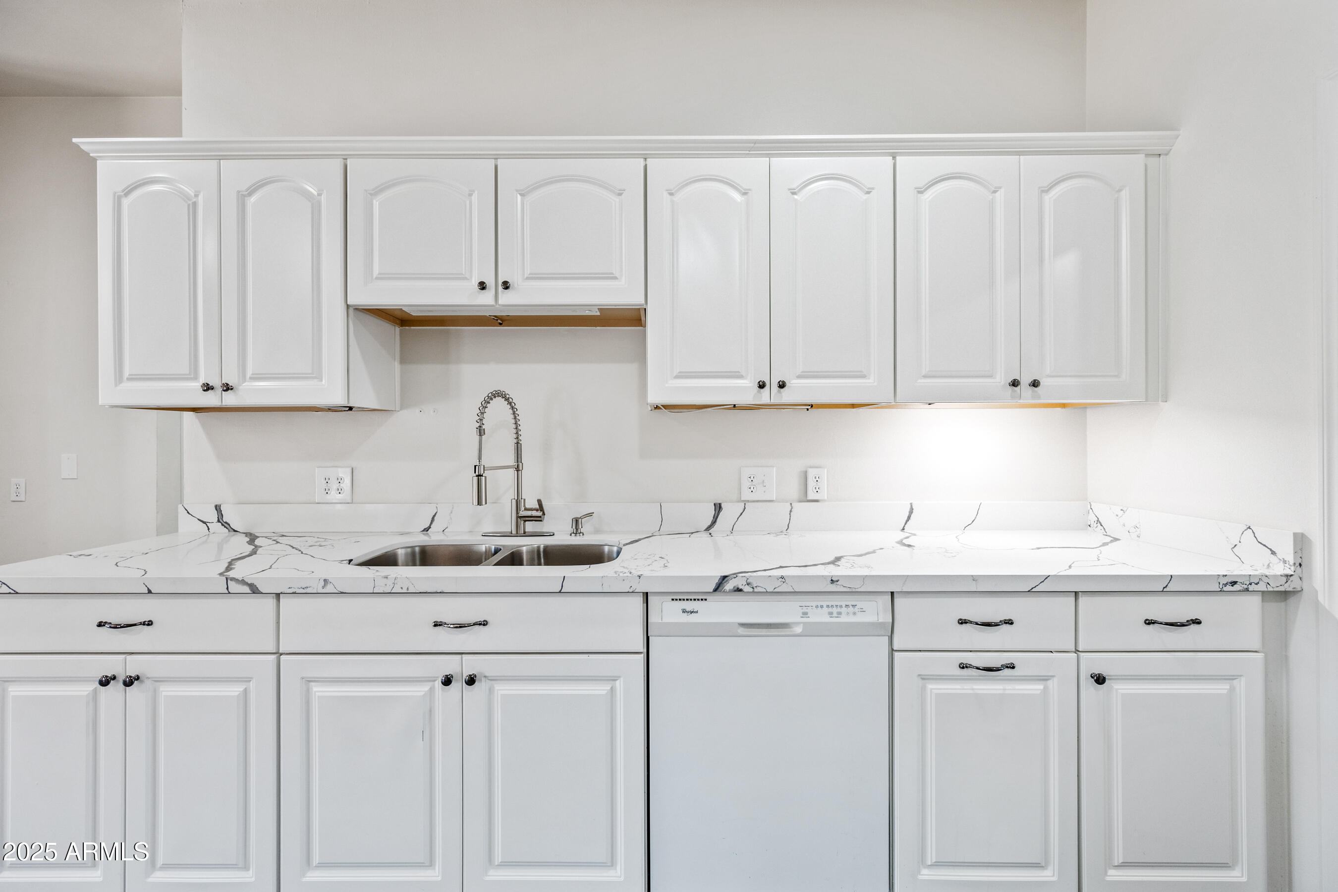 2035 W CLAREMONT Street