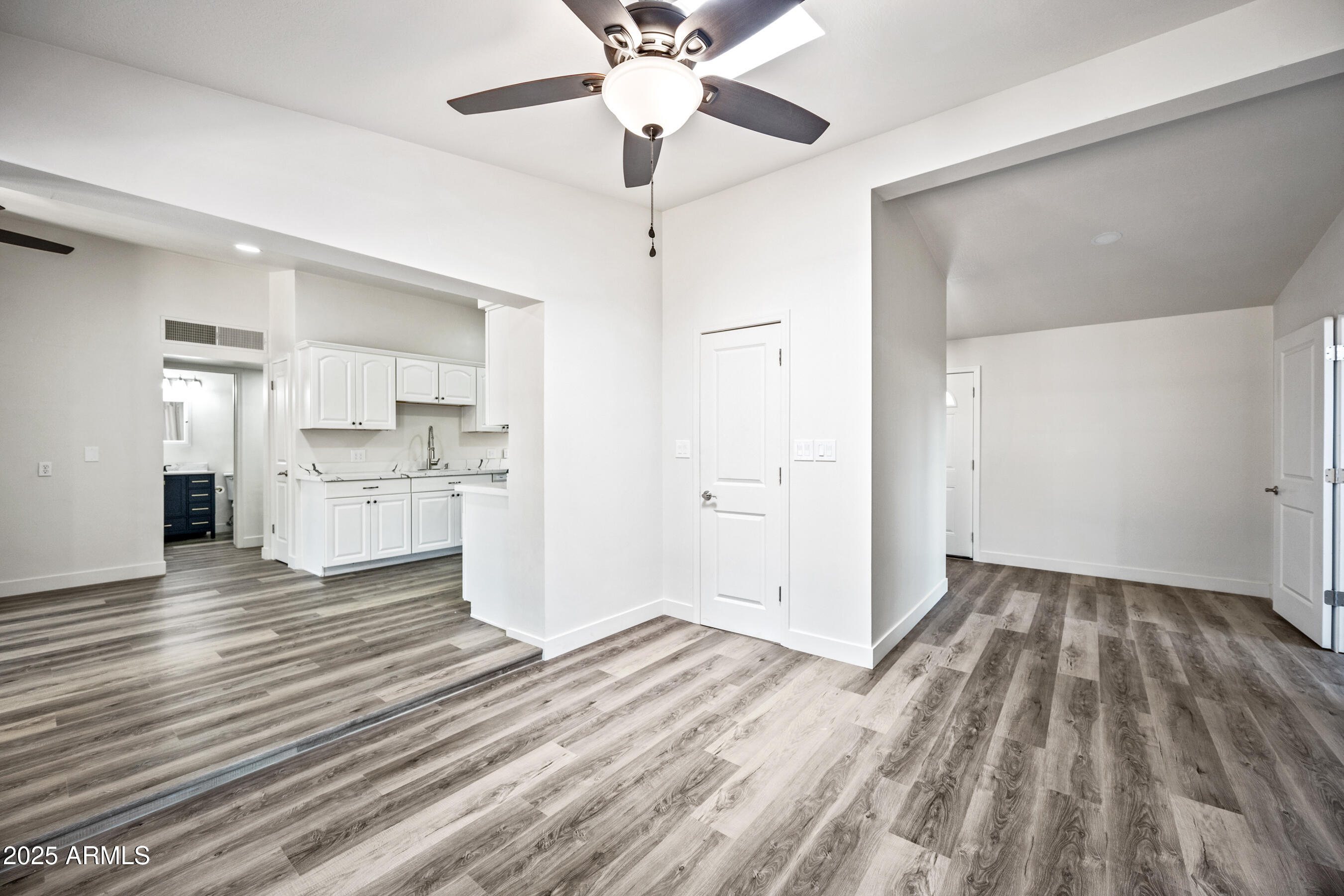 2035 W CLAREMONT Street