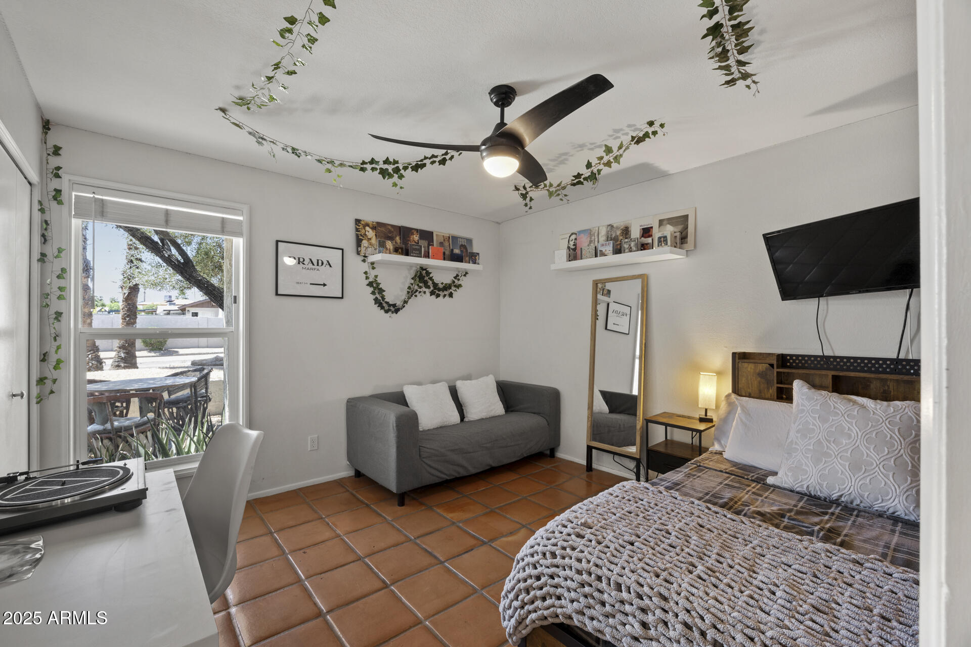 2554 E DESERT COVE Avenue