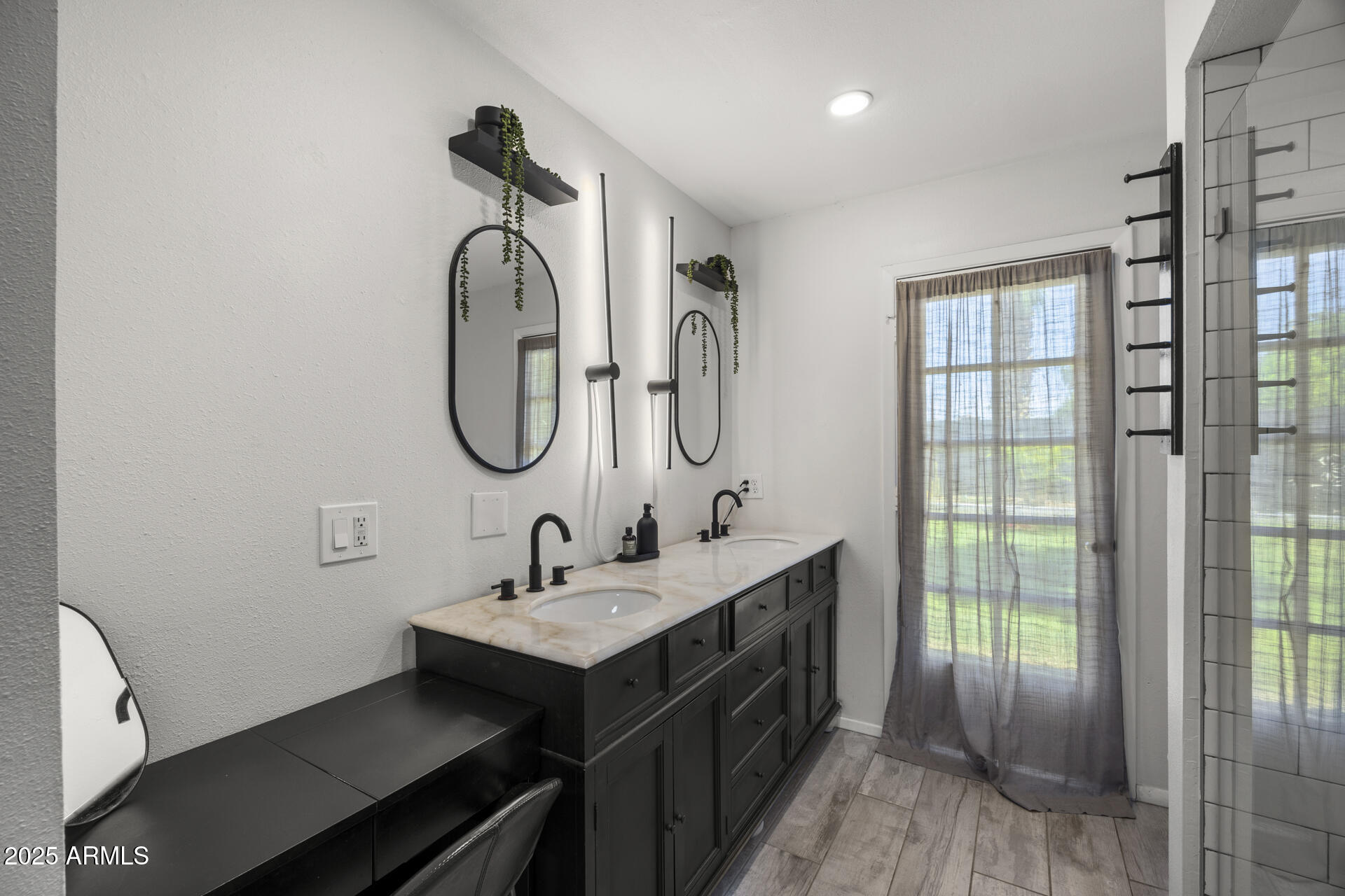 2554 E DESERT COVE Avenue