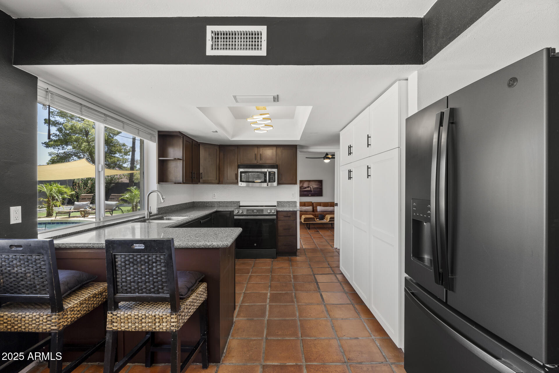 2554 E DESERT COVE Avenue