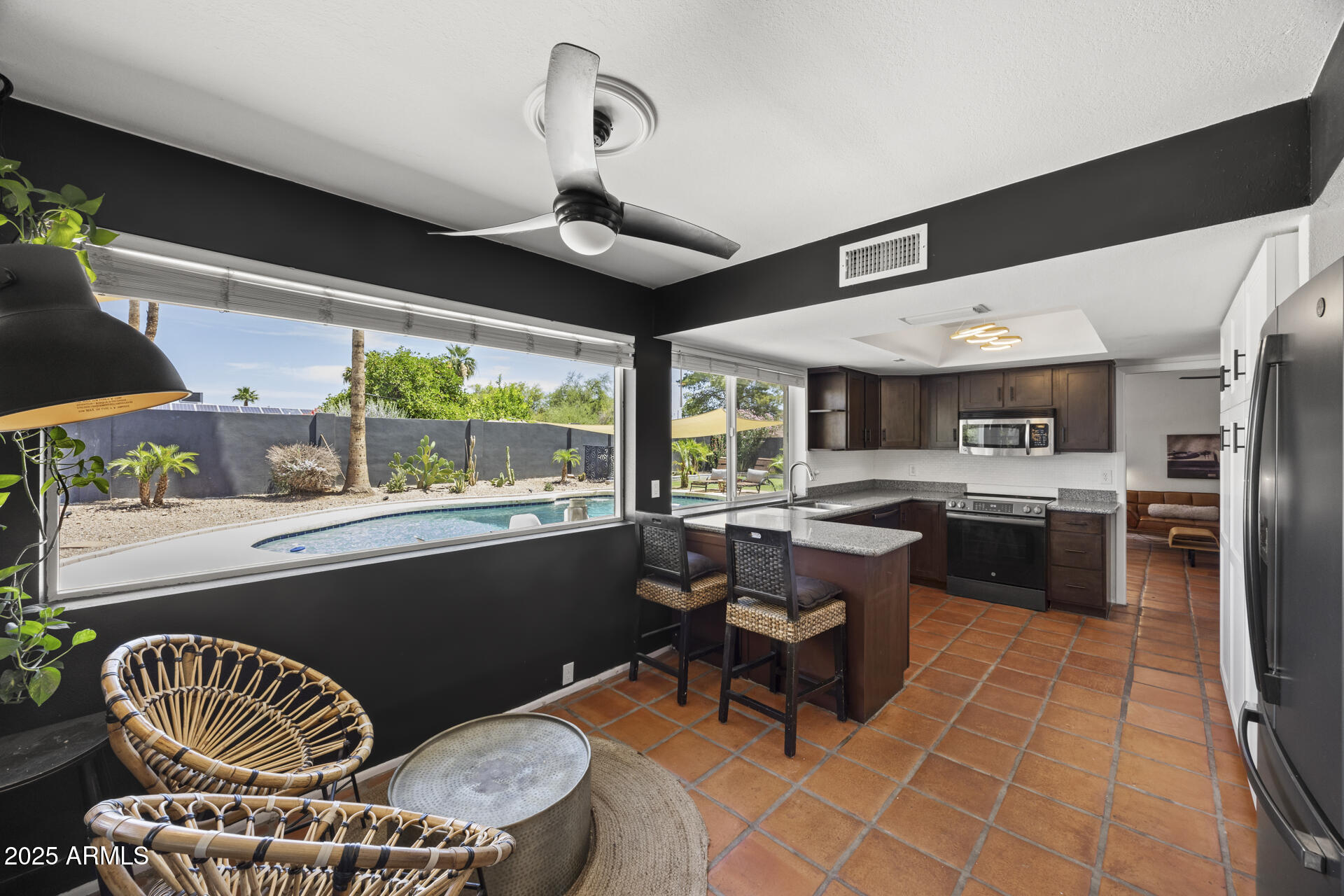 2554 E DESERT COVE Avenue