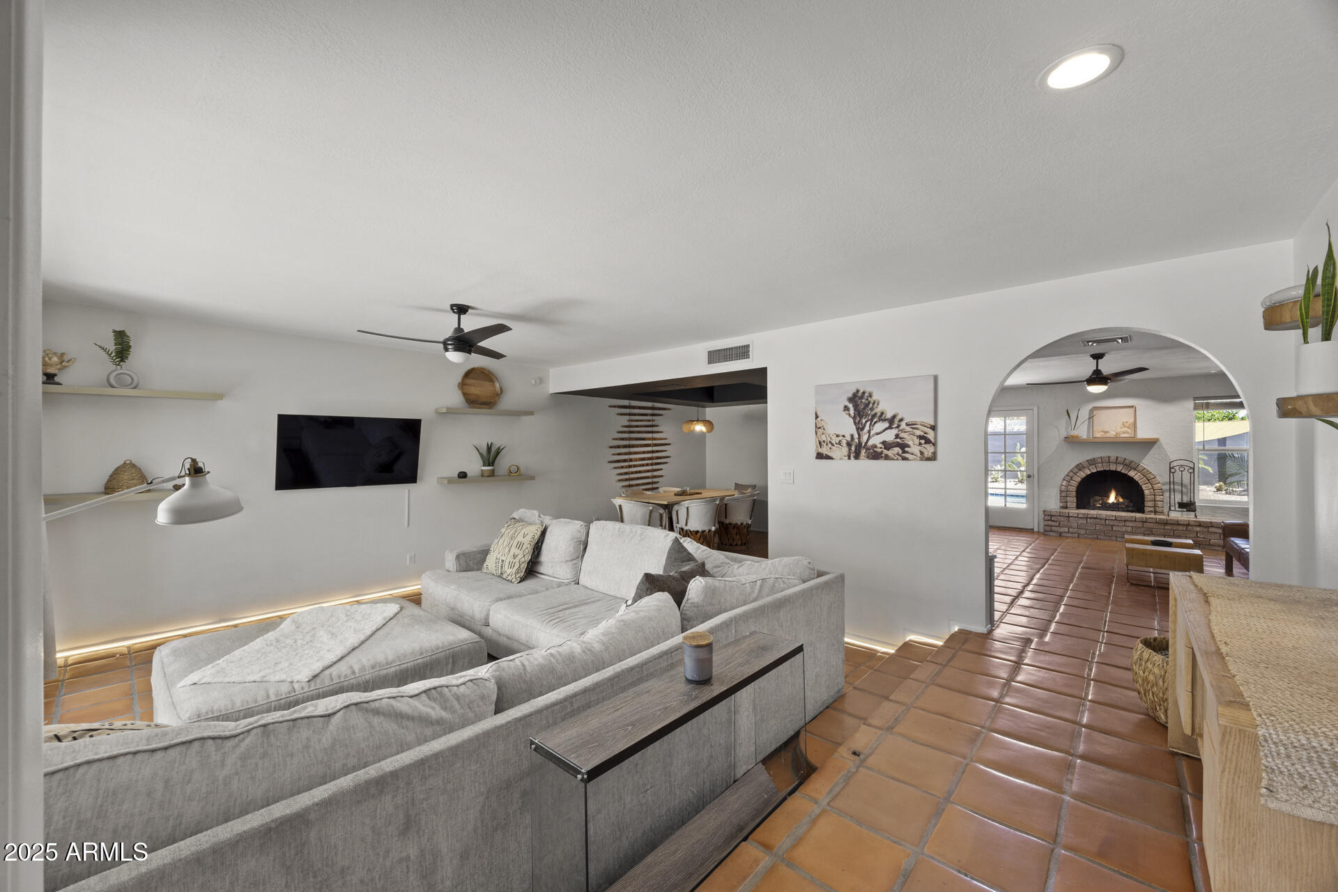 2554 E DESERT COVE Avenue