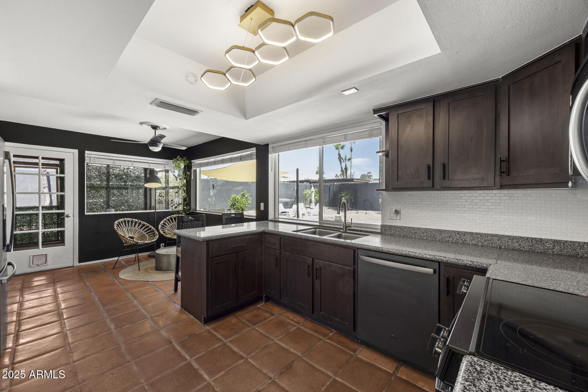 2554 E DESERT COVE Avenue