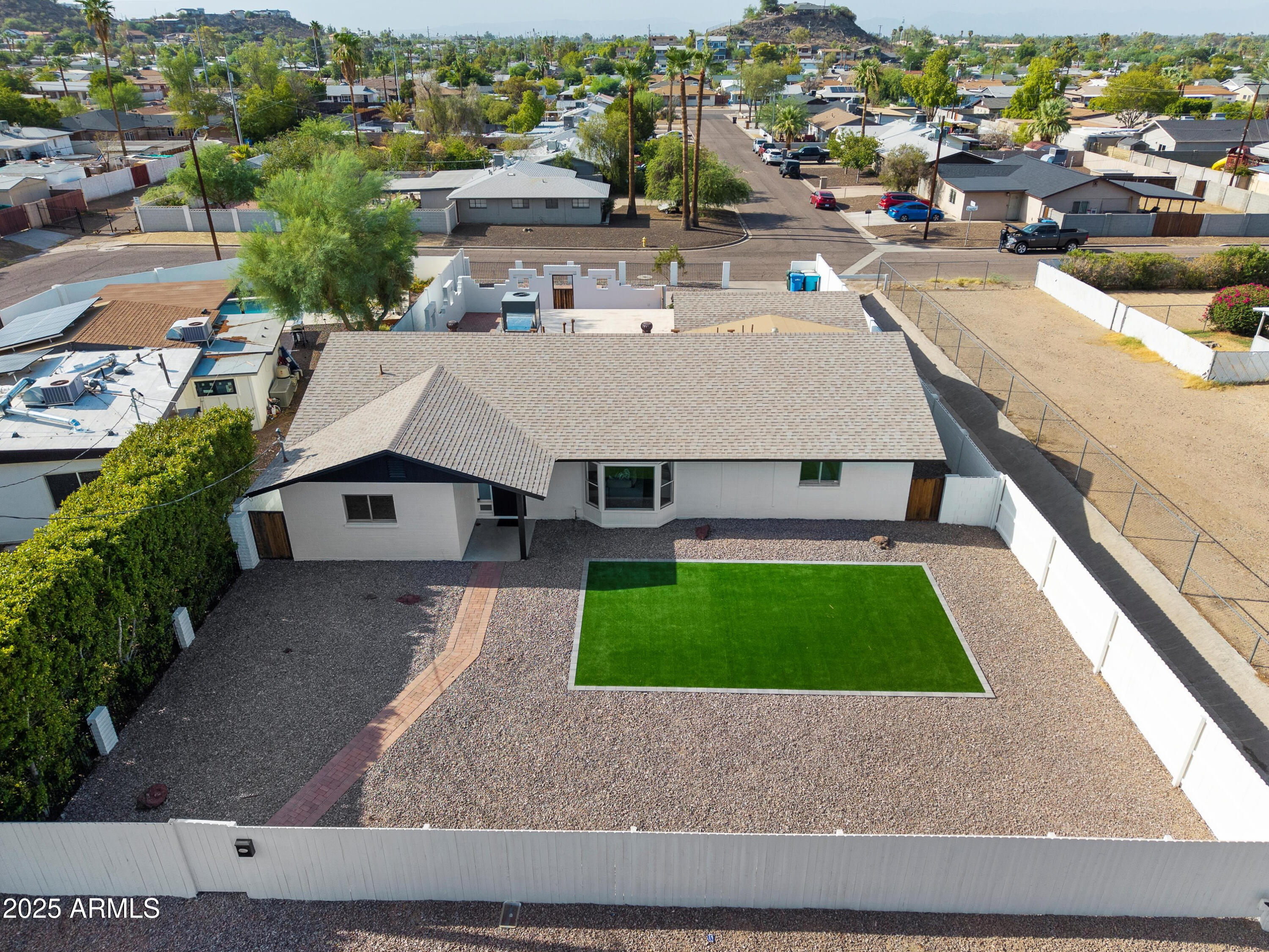 1121 E TOWNLEY Avenue