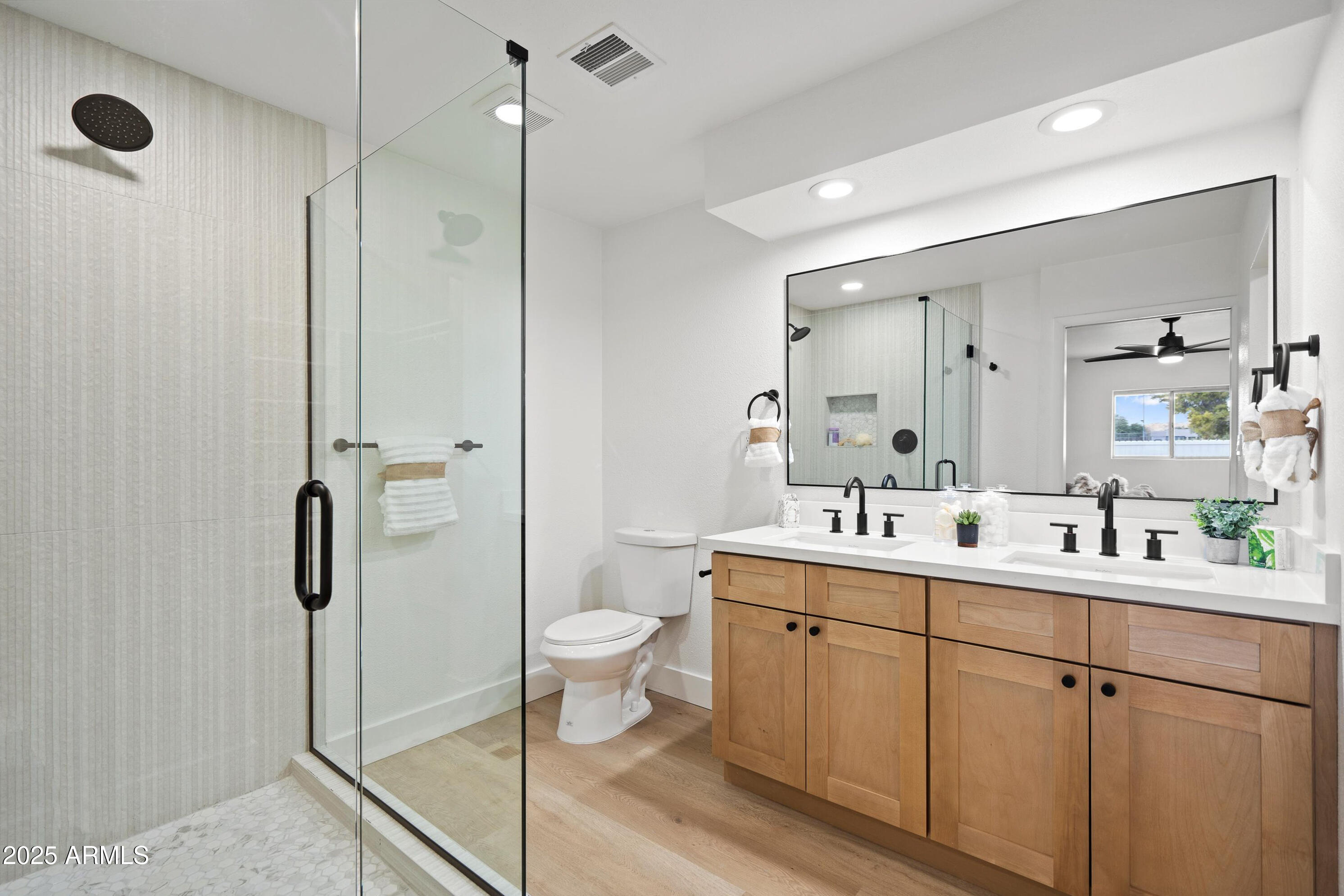 1121 E TOWNLEY Avenue