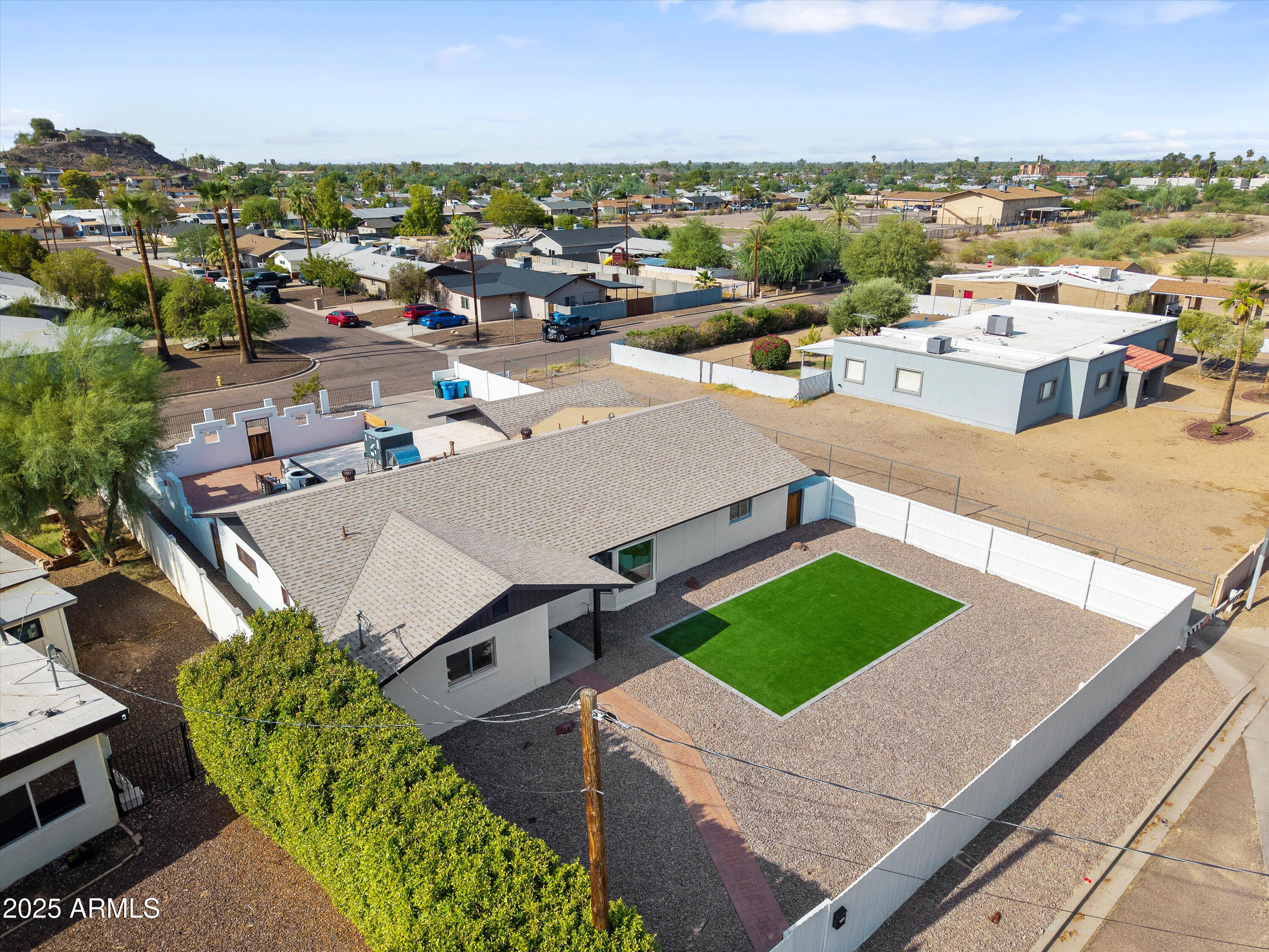 1121 E TOWNLEY Avenue