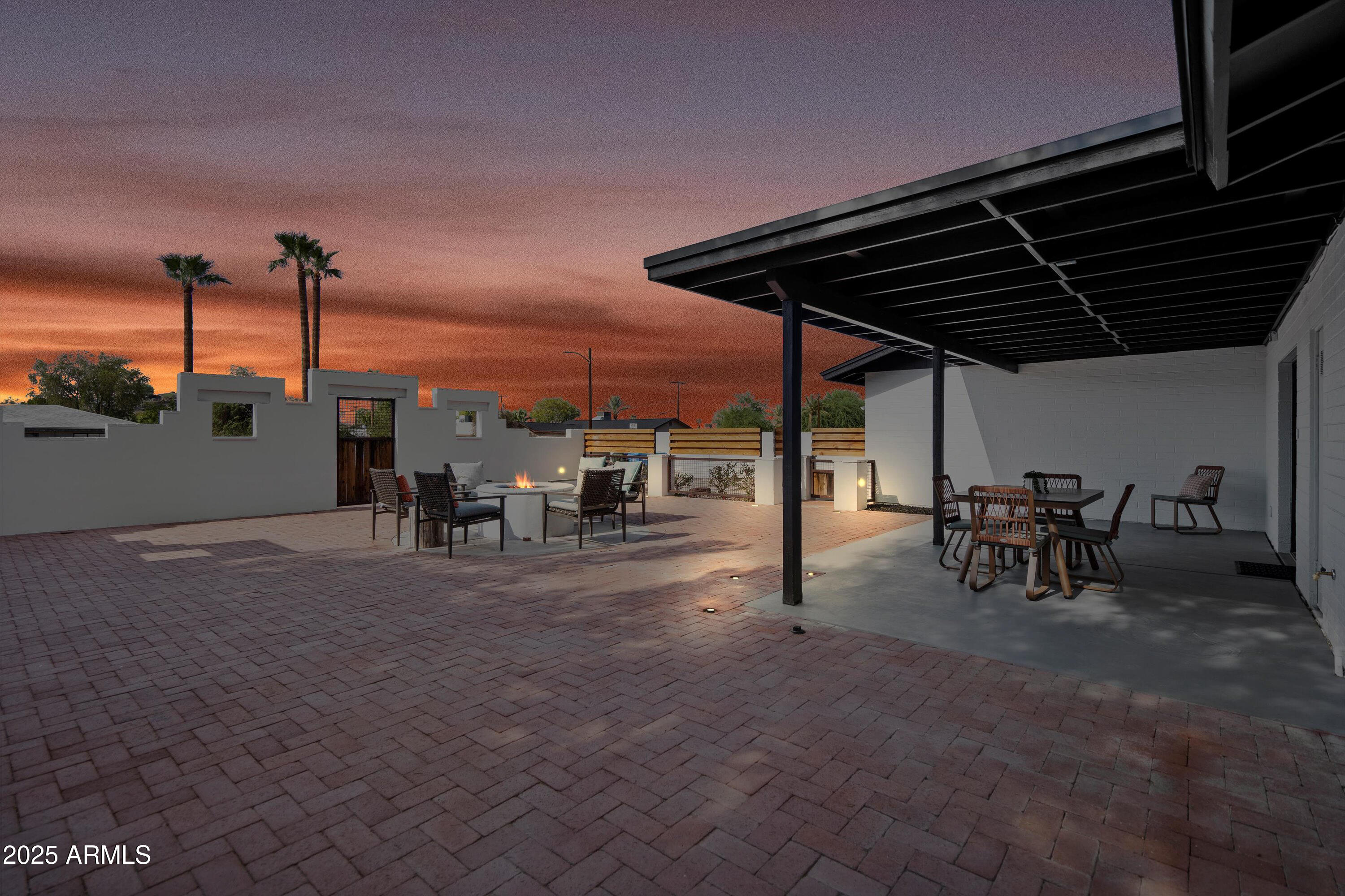 1121 E TOWNLEY Avenue