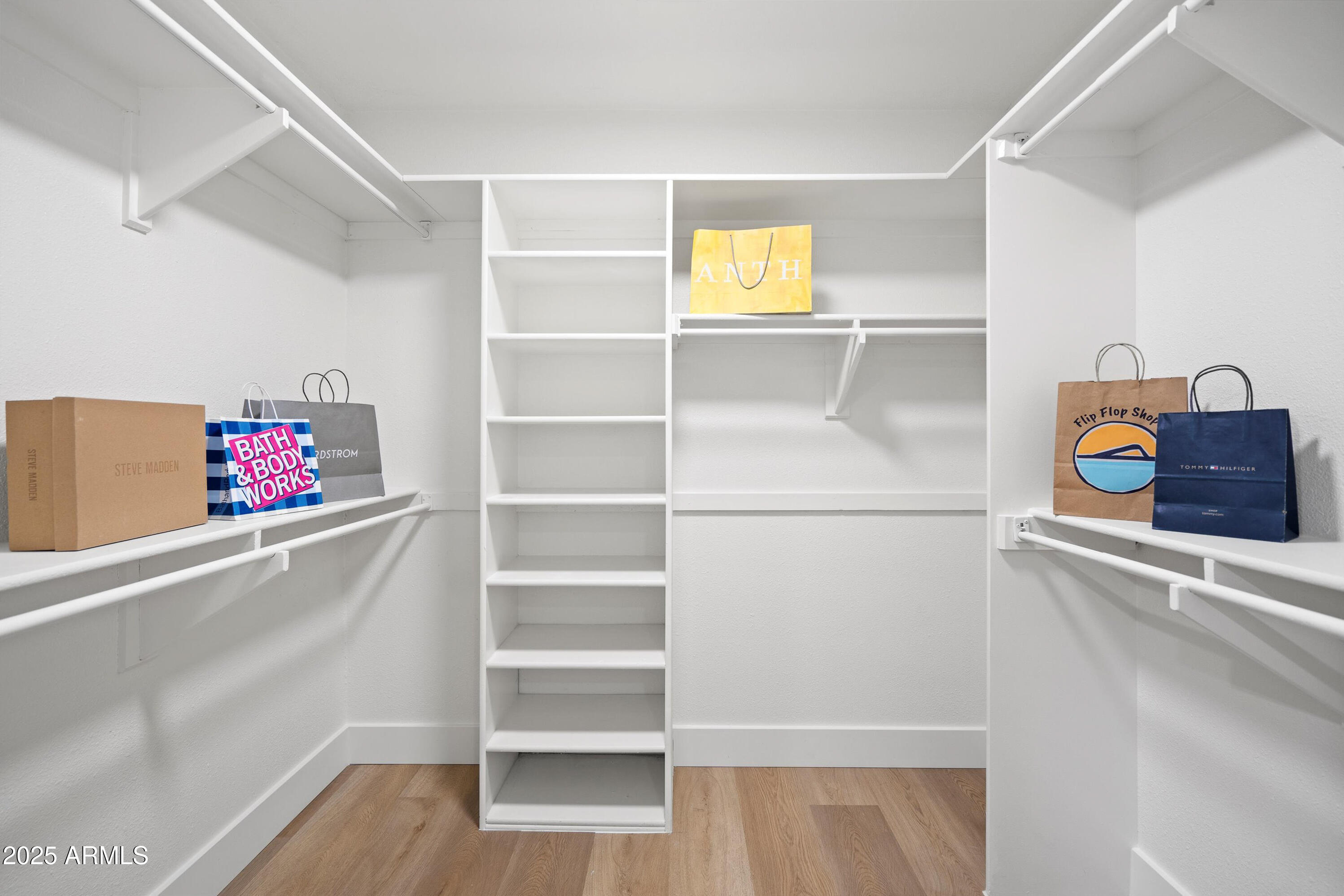 1121 E TOWNLEY Avenue