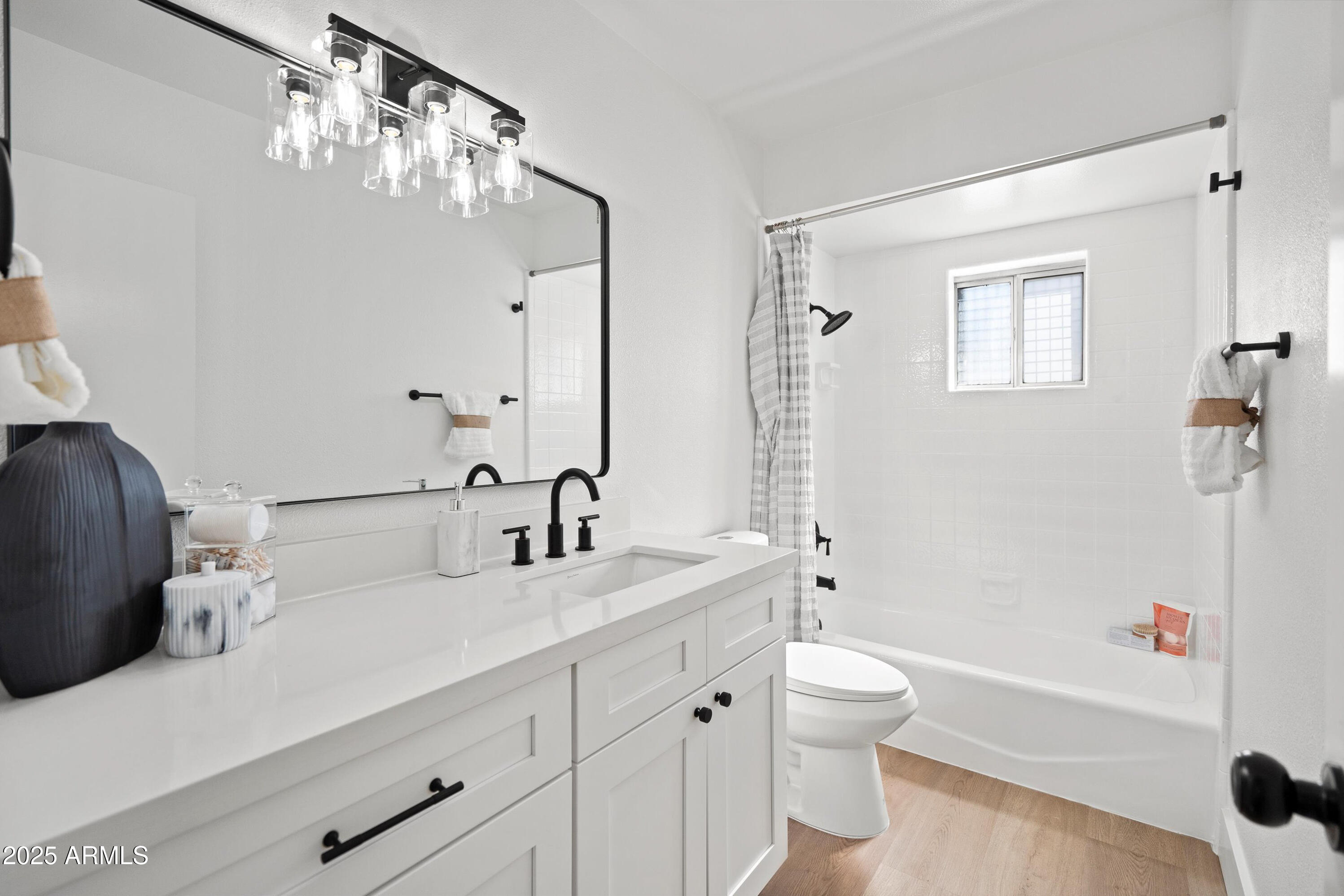 1121 E TOWNLEY Avenue