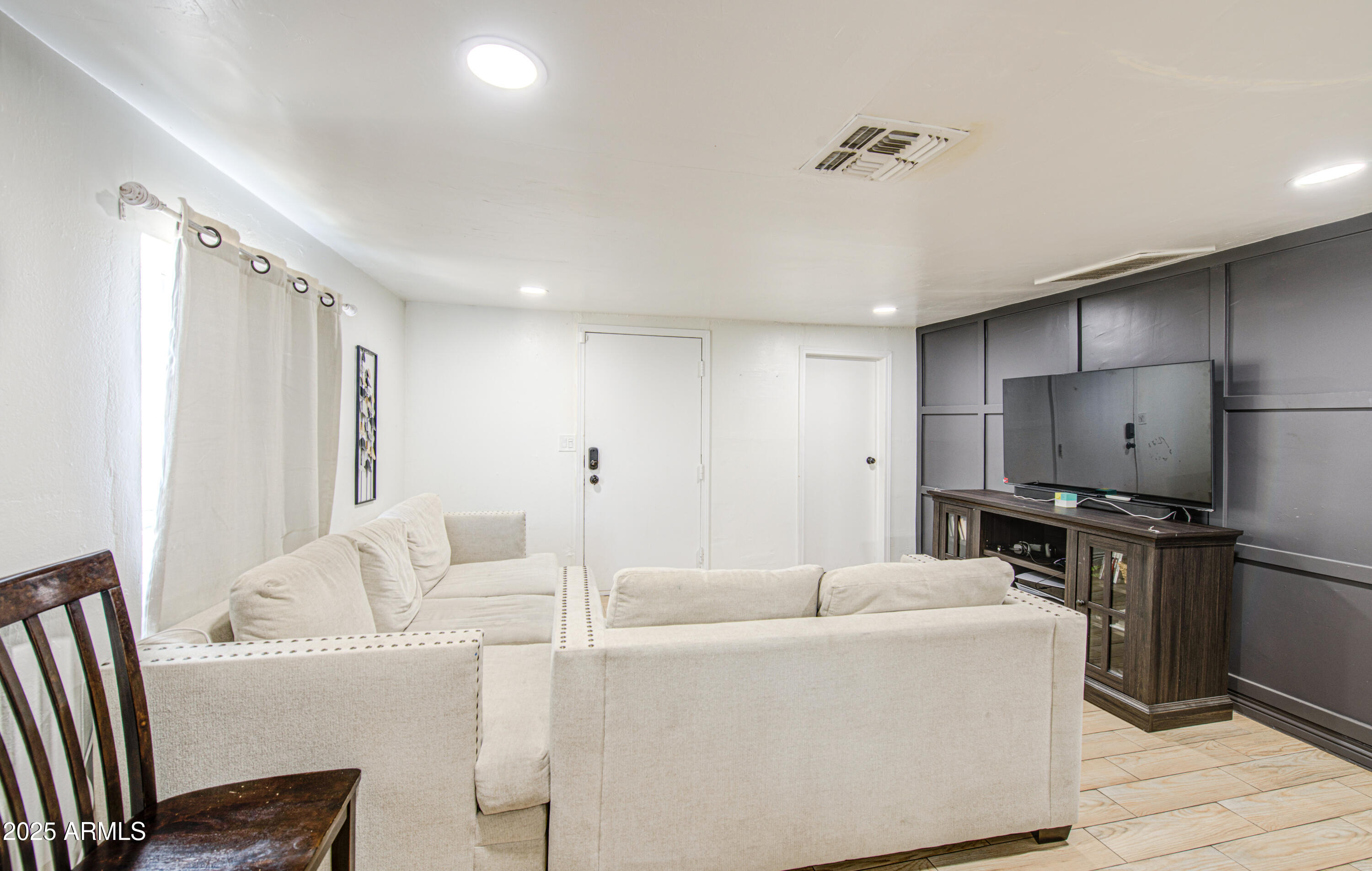 3648 W MORELAND Street