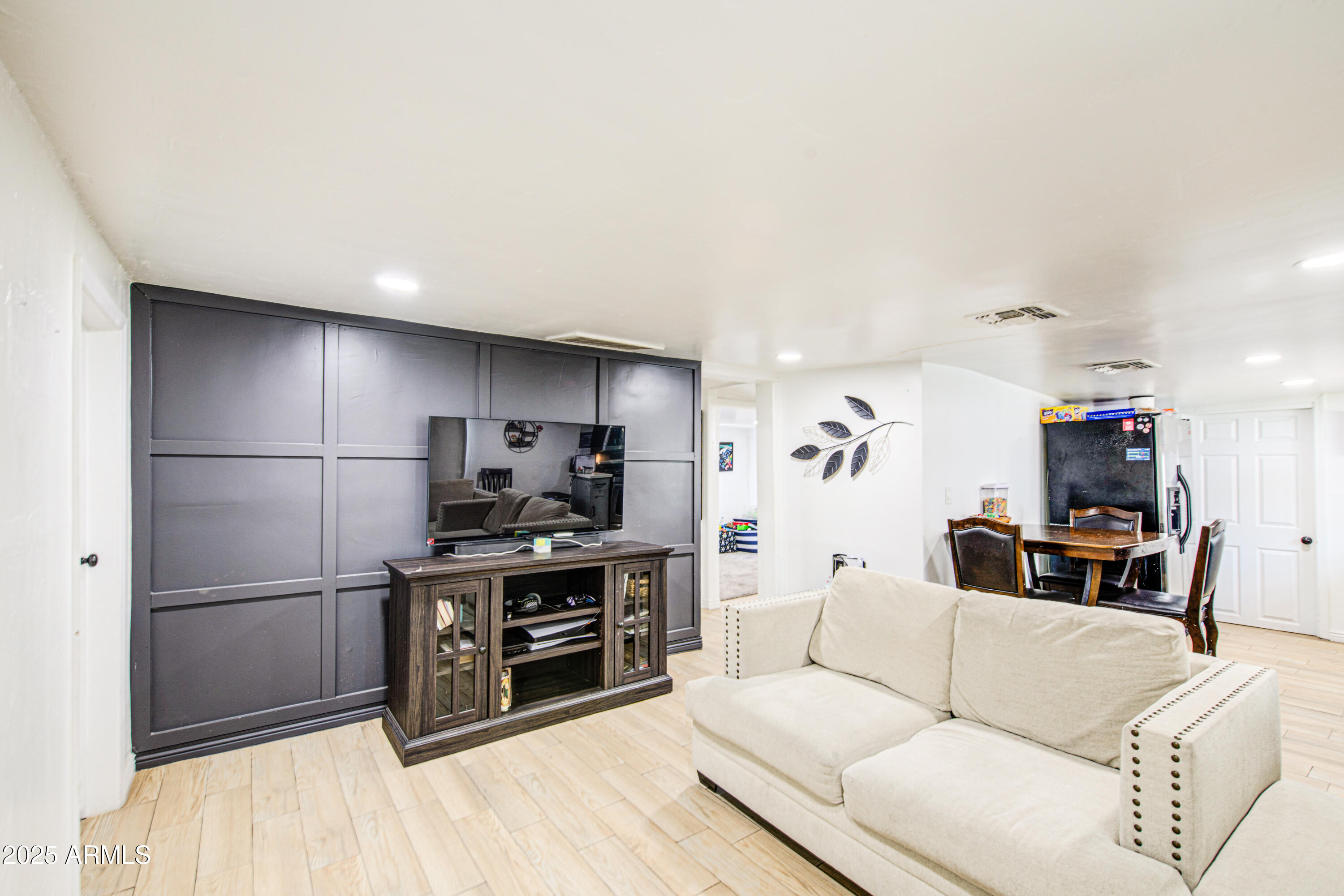 3648 W MORELAND Street