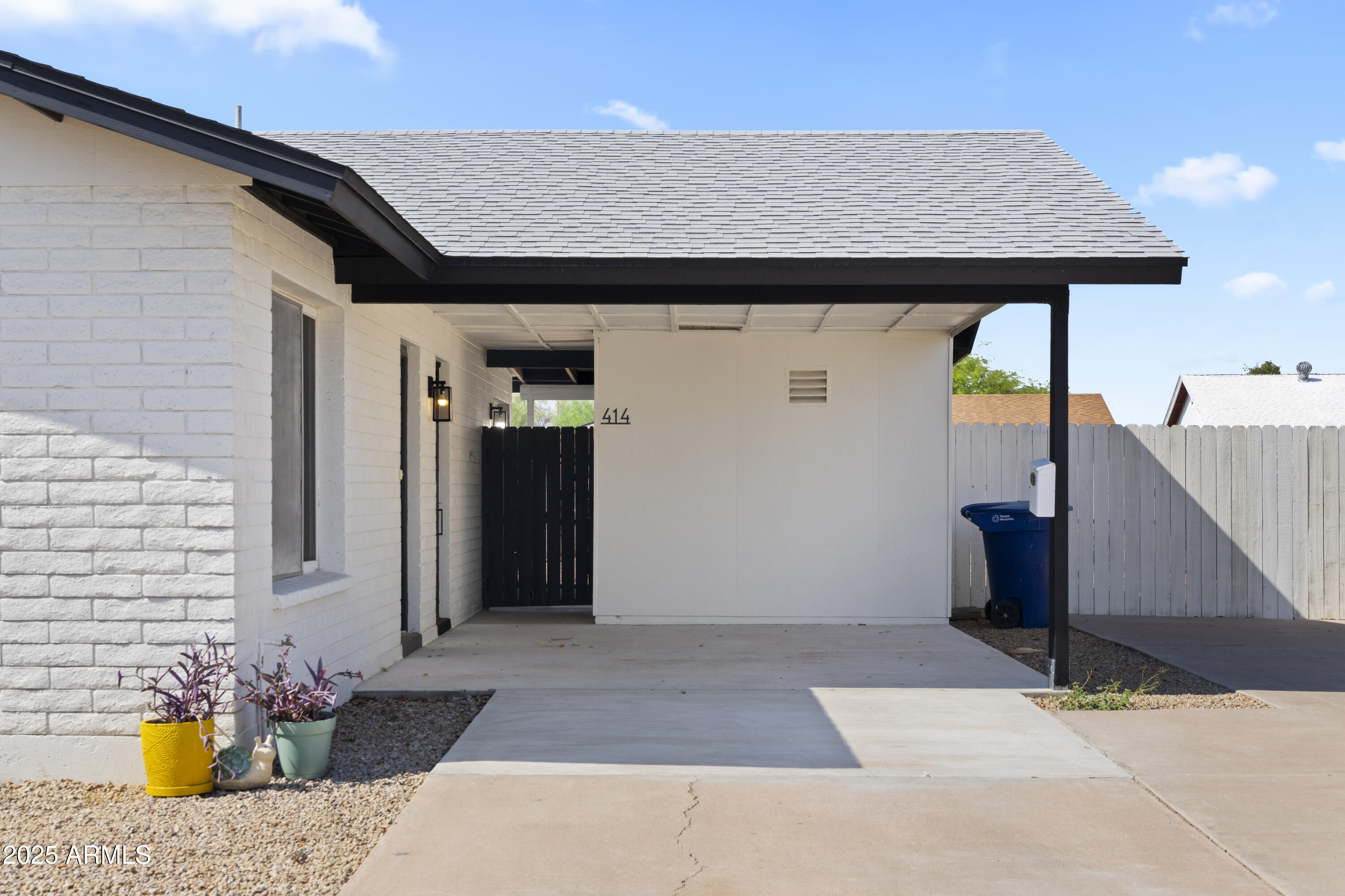 414 W SANTA CRUZ Drive