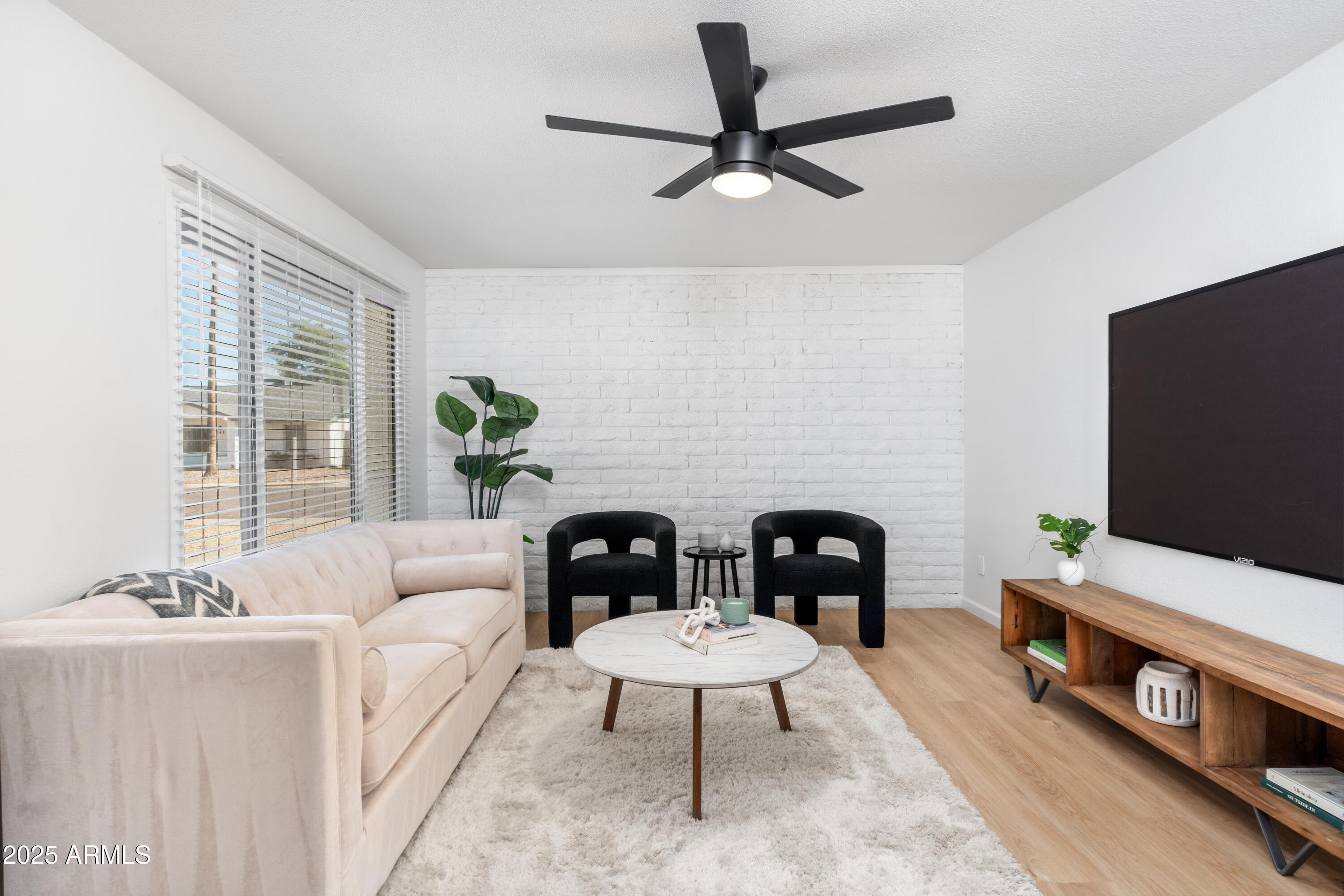 414 W SANTA CRUZ Drive