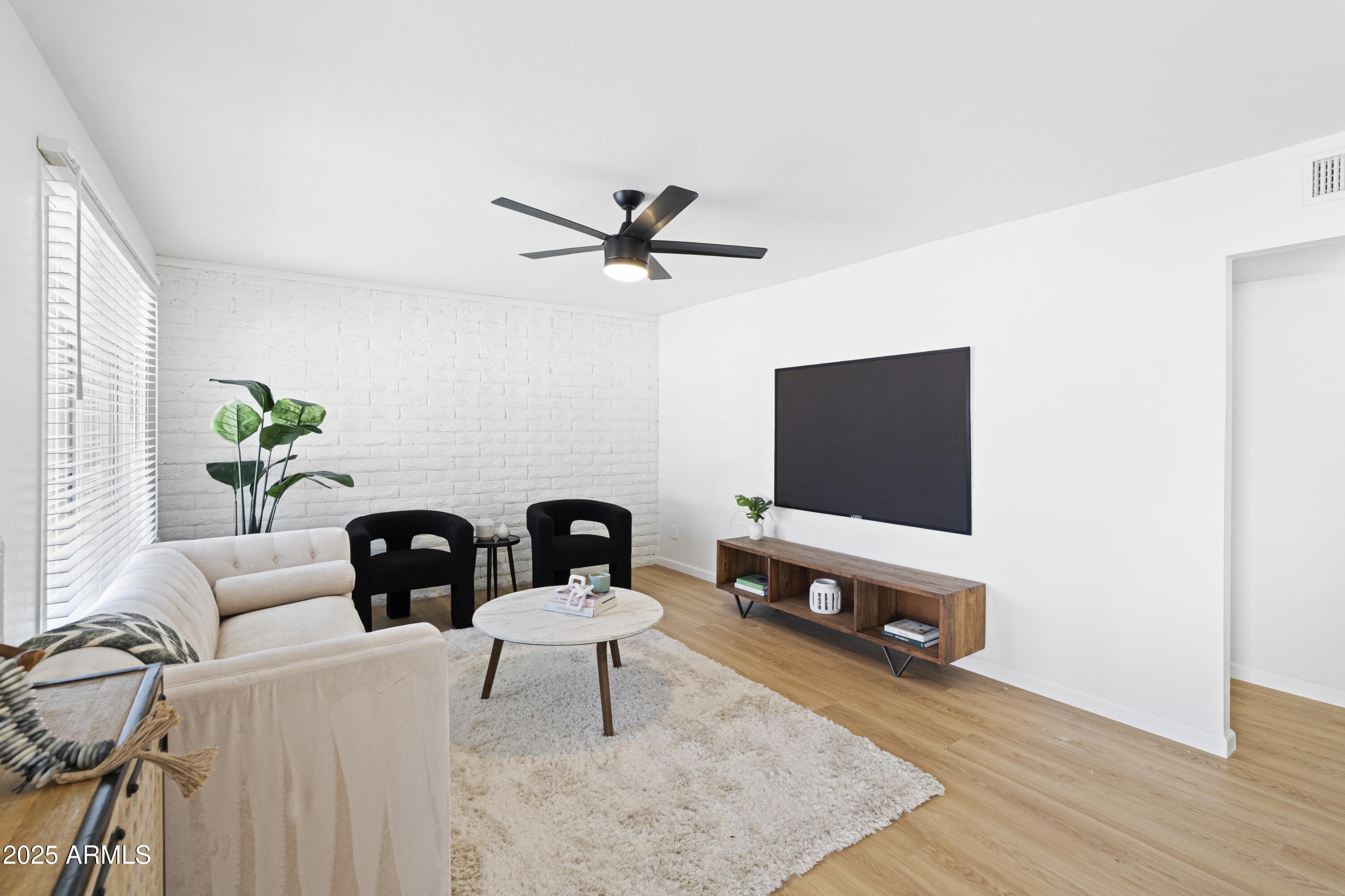 414 W SANTA CRUZ Drive