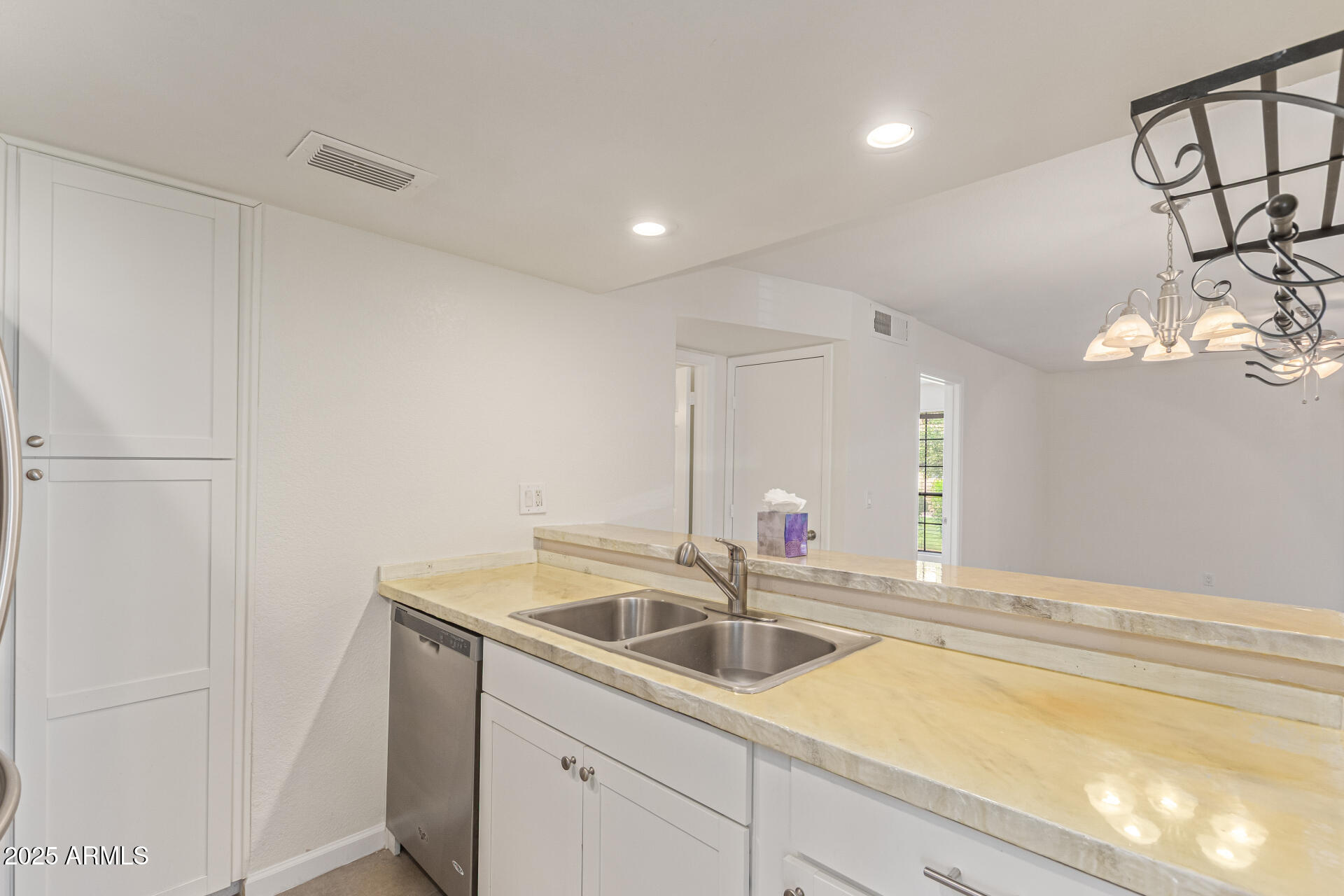 1351 N PLEASANT Drive, 1016