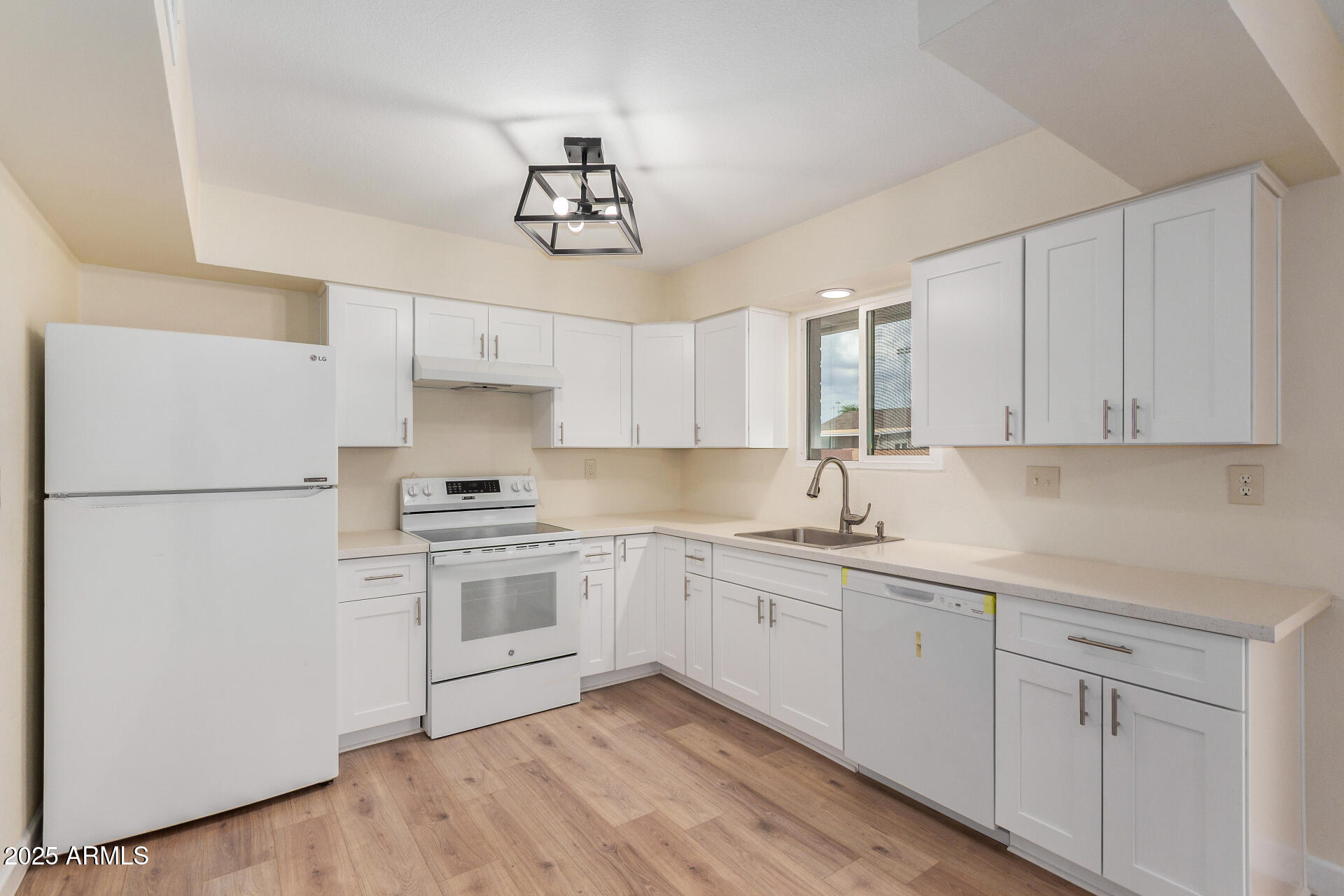 3622 W ALTADENA Avenue