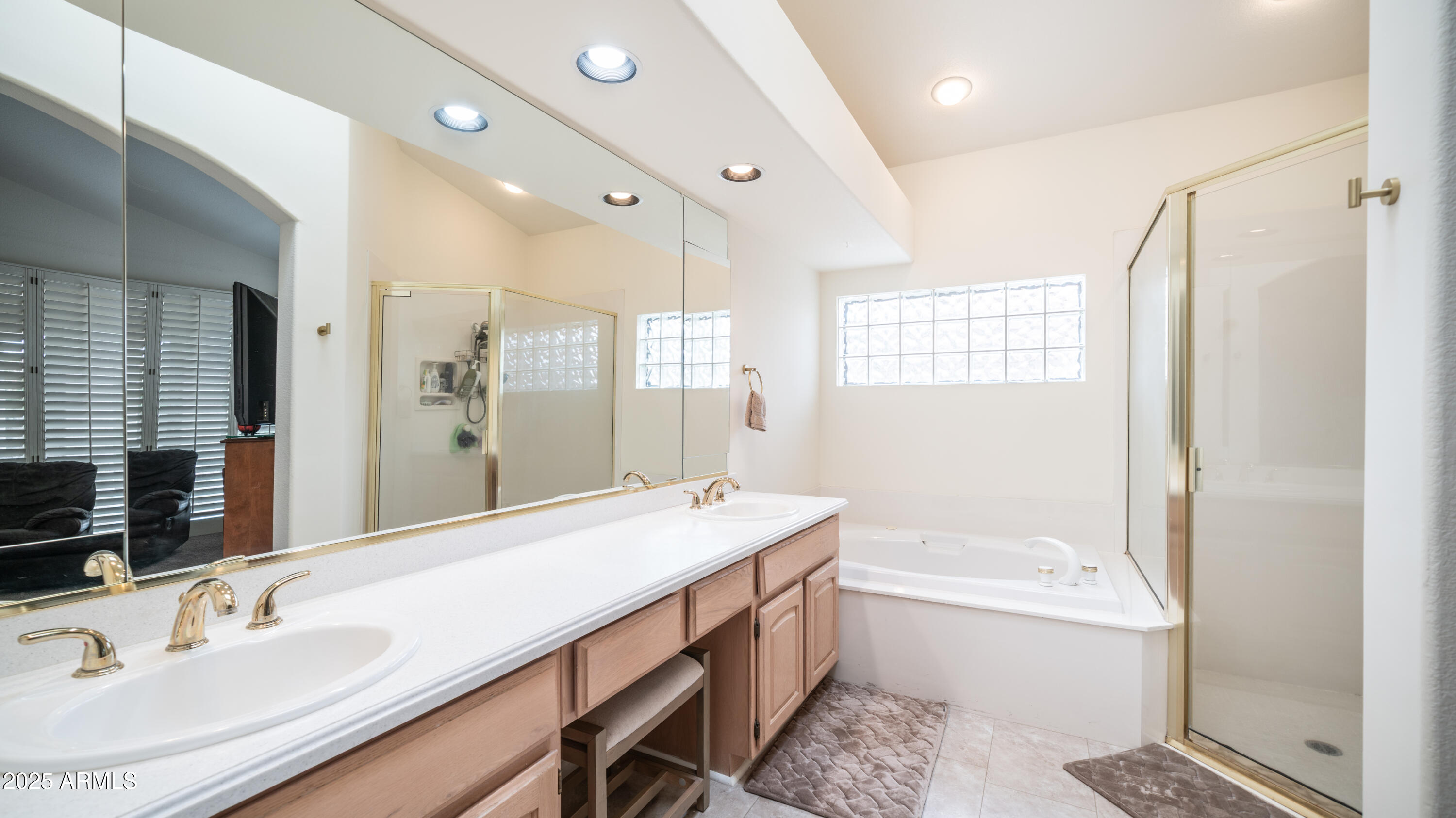 10533 E NACOMA Drive