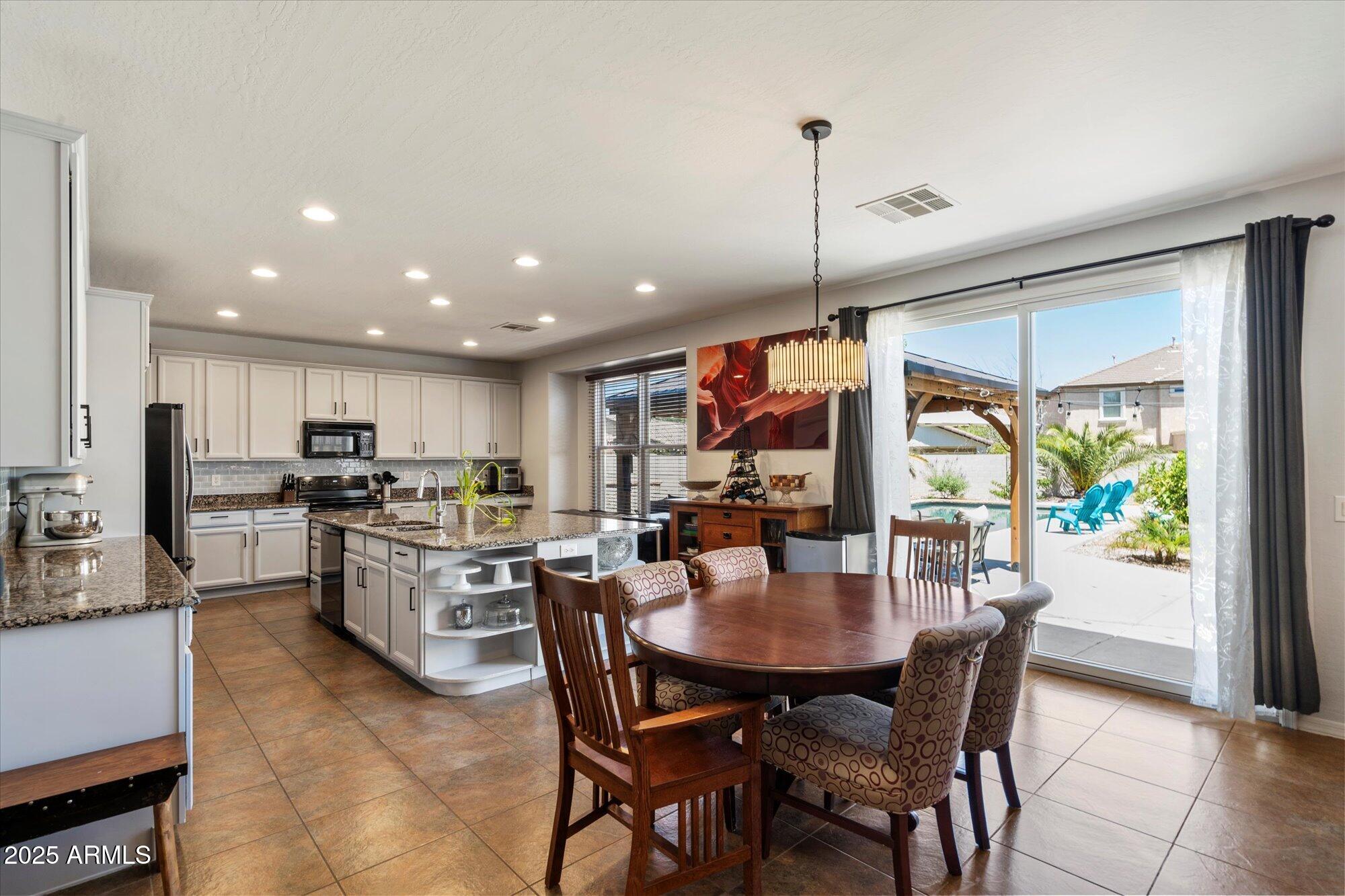 2204 E BOWKER Street