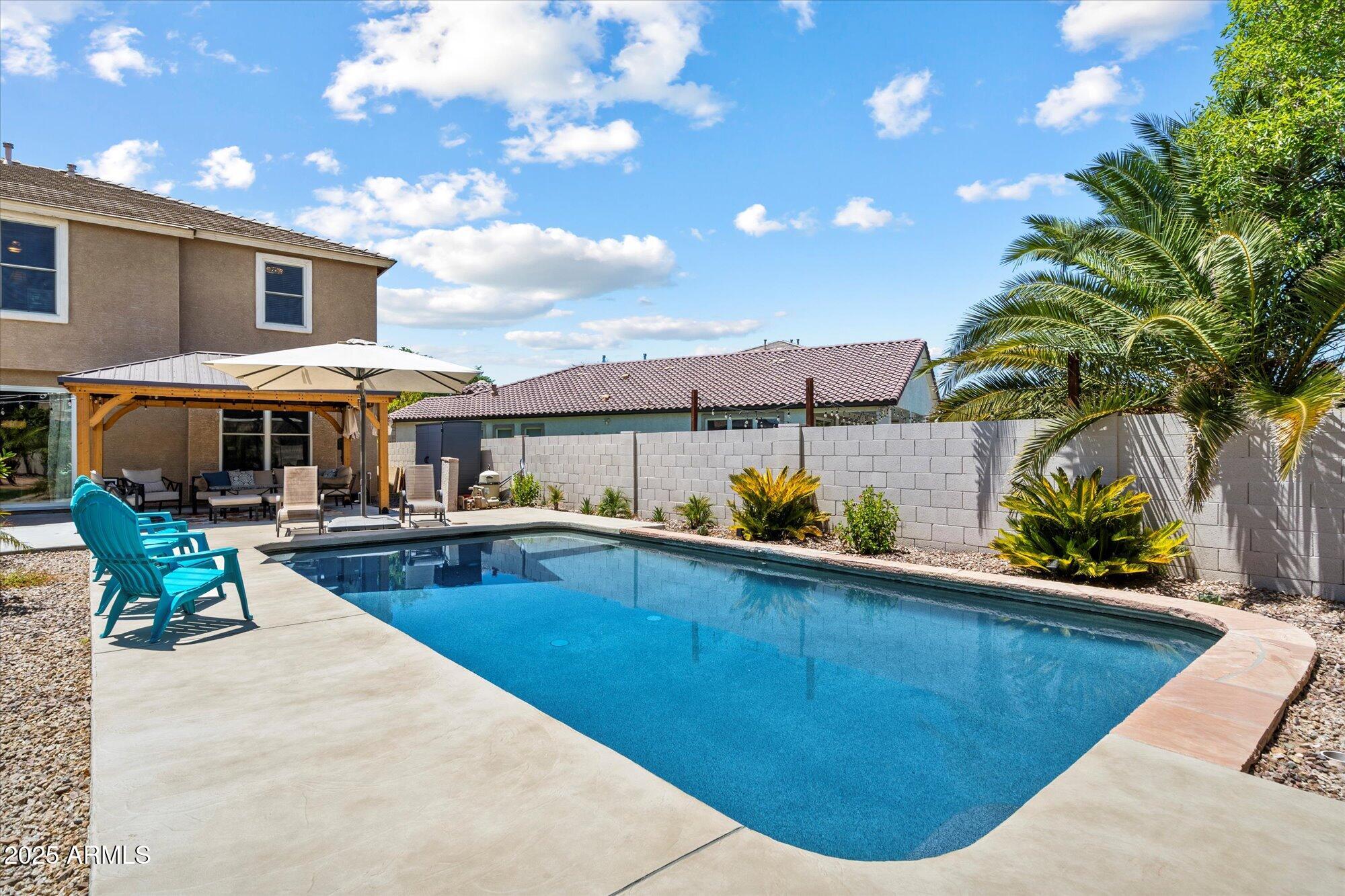 2204 E BOWKER Street