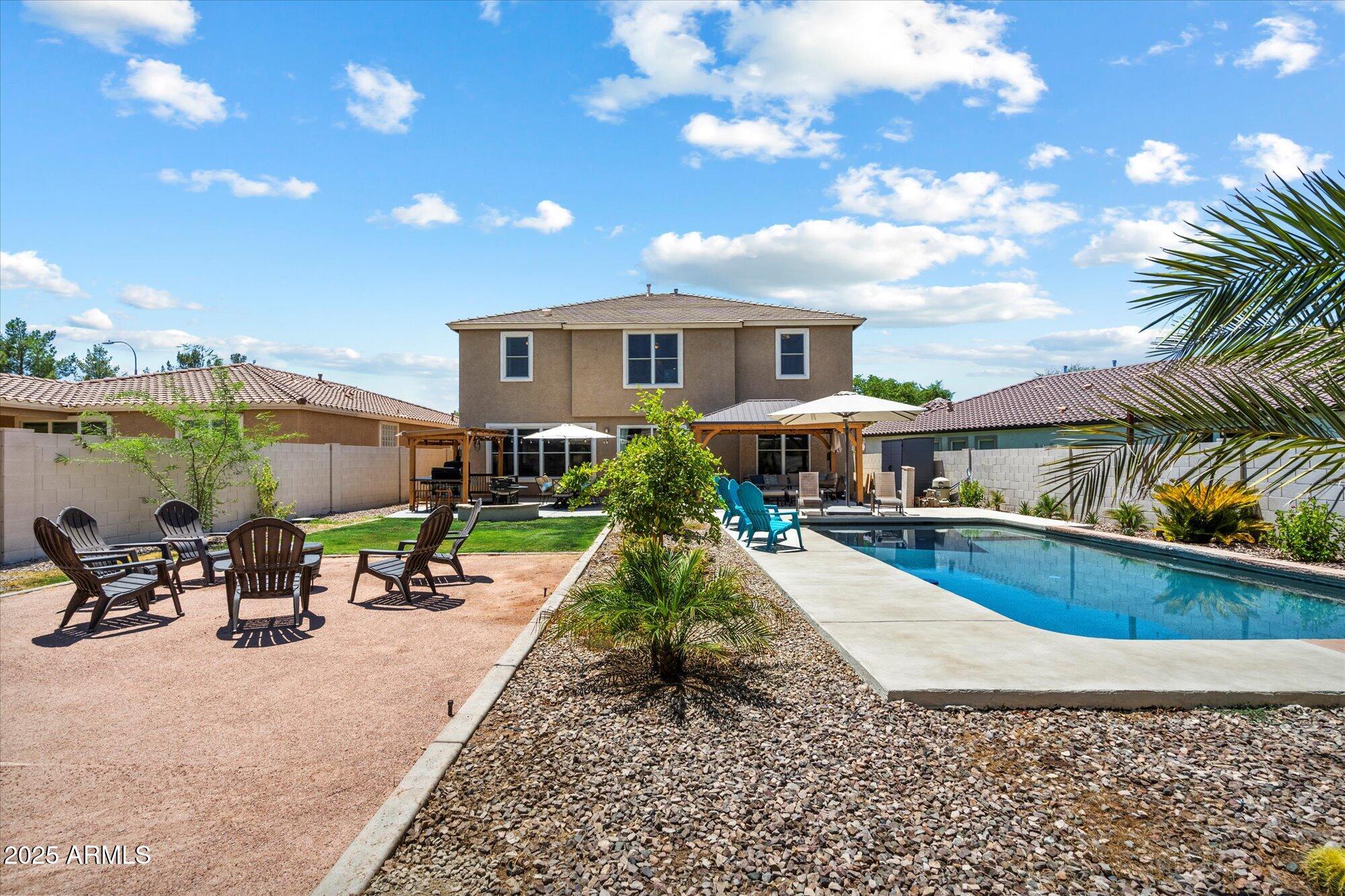 2204 E BOWKER Street