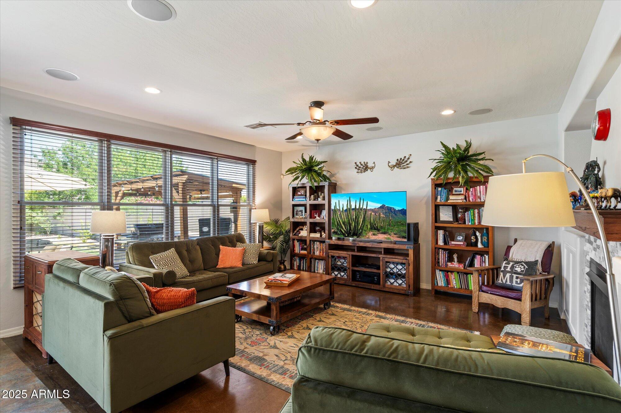 2204 E BOWKER Street