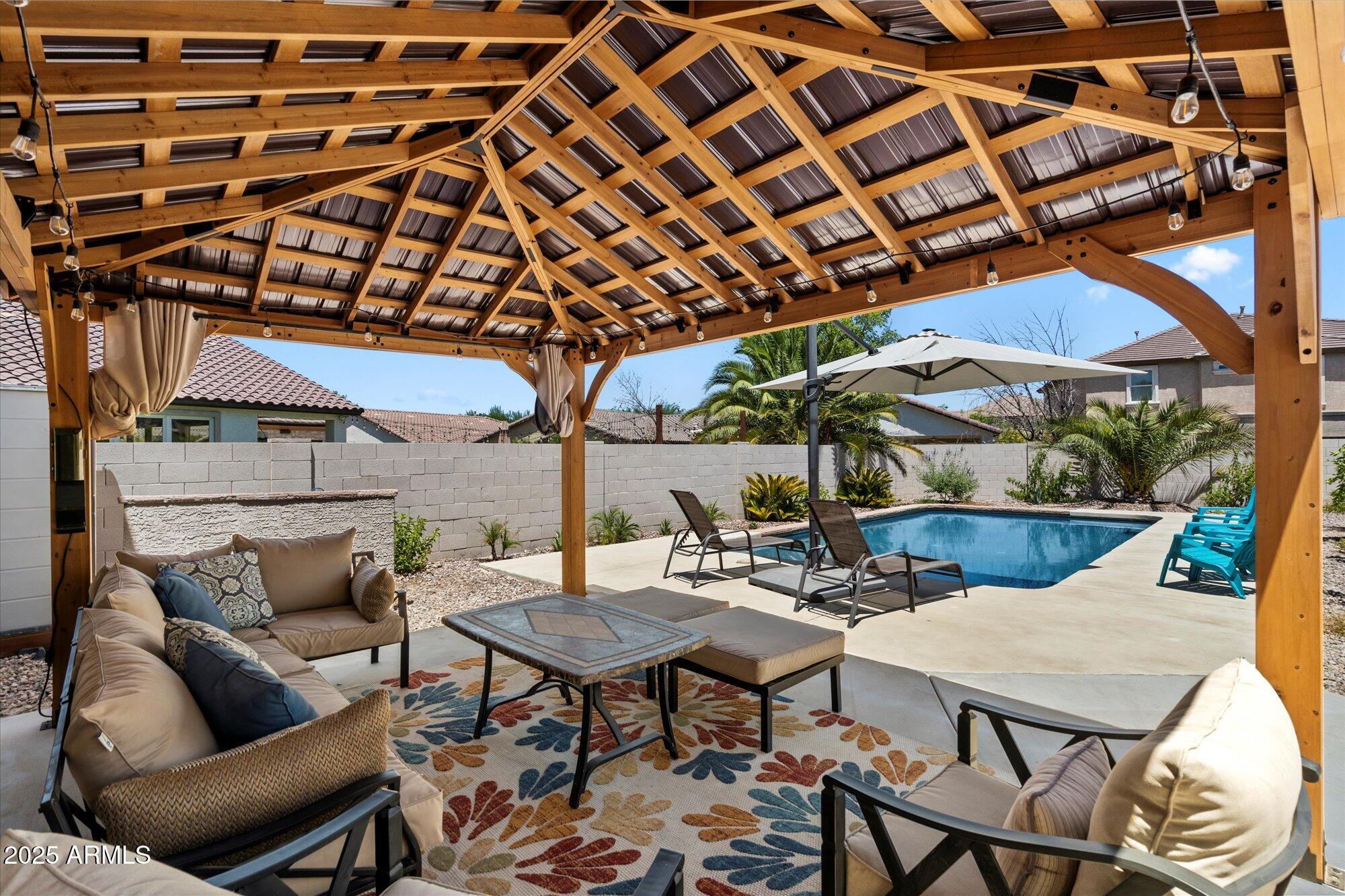 2204 E BOWKER Street