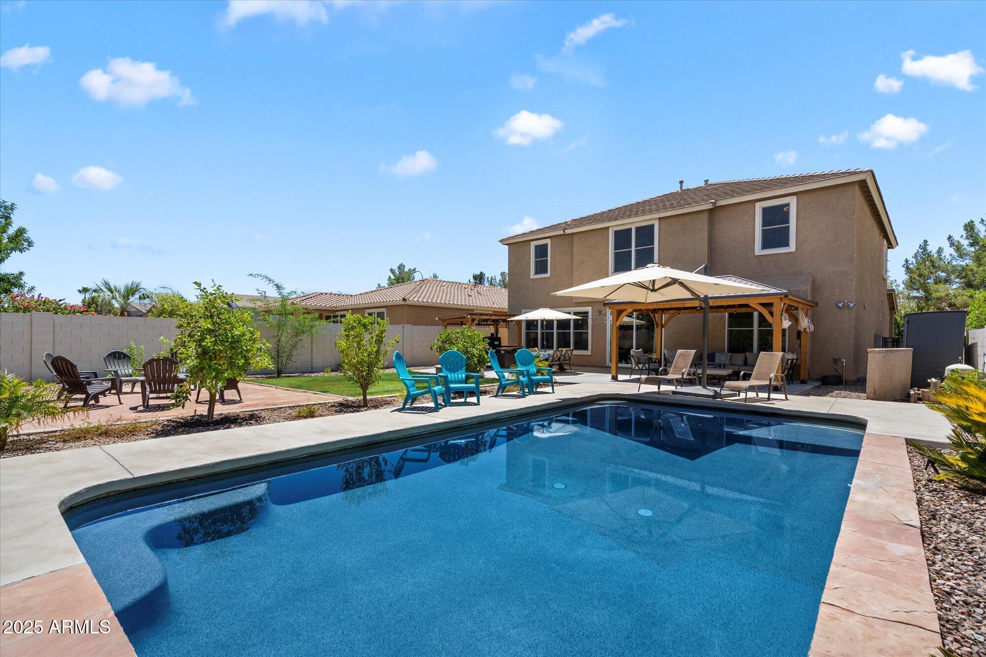 2204 E BOWKER Street