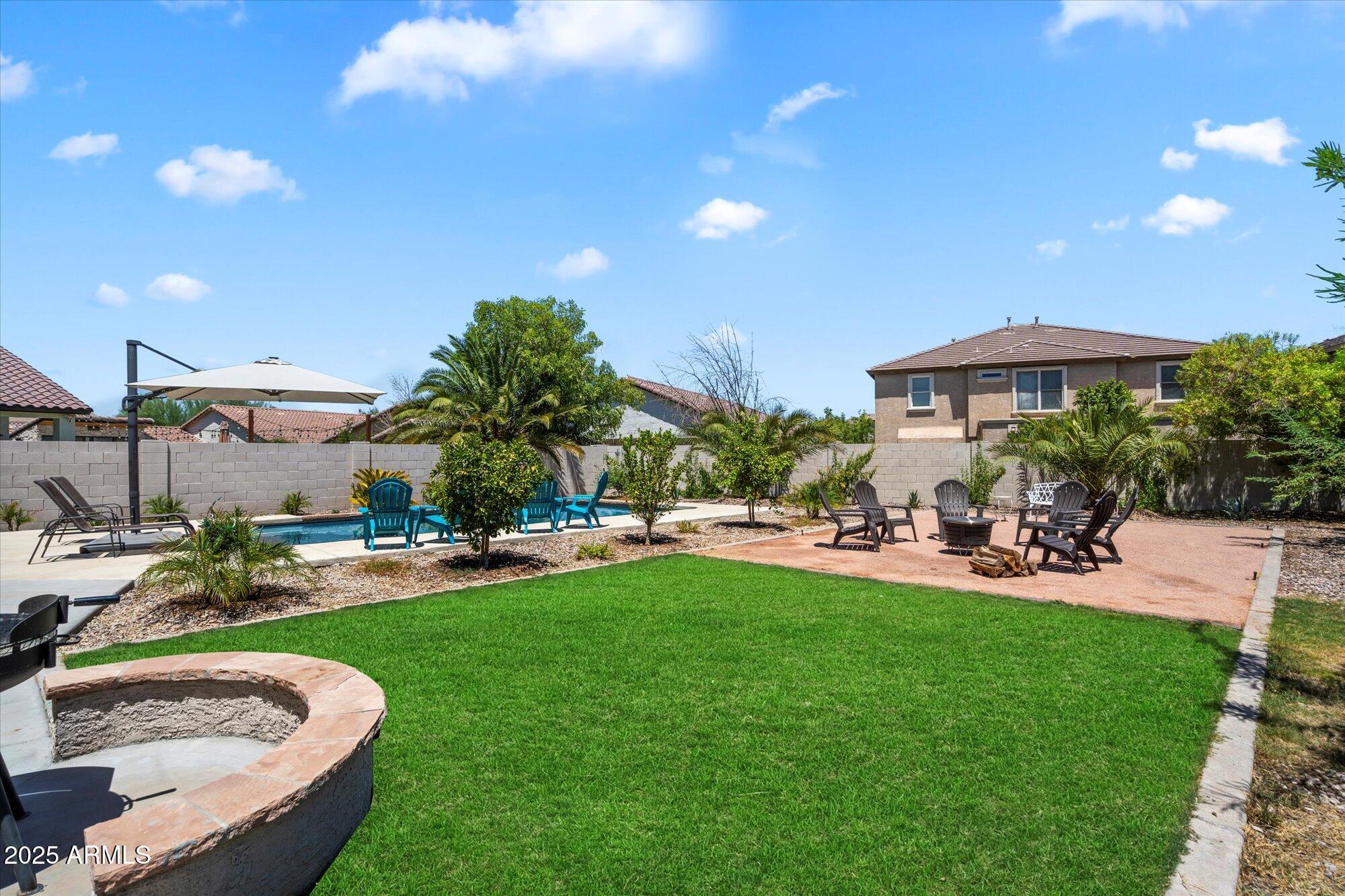 2204 E BOWKER Street