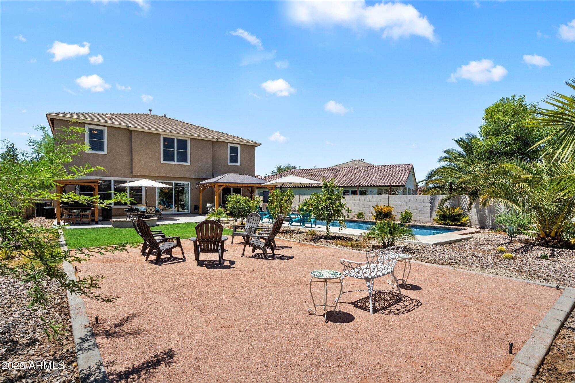 2204 E BOWKER Street