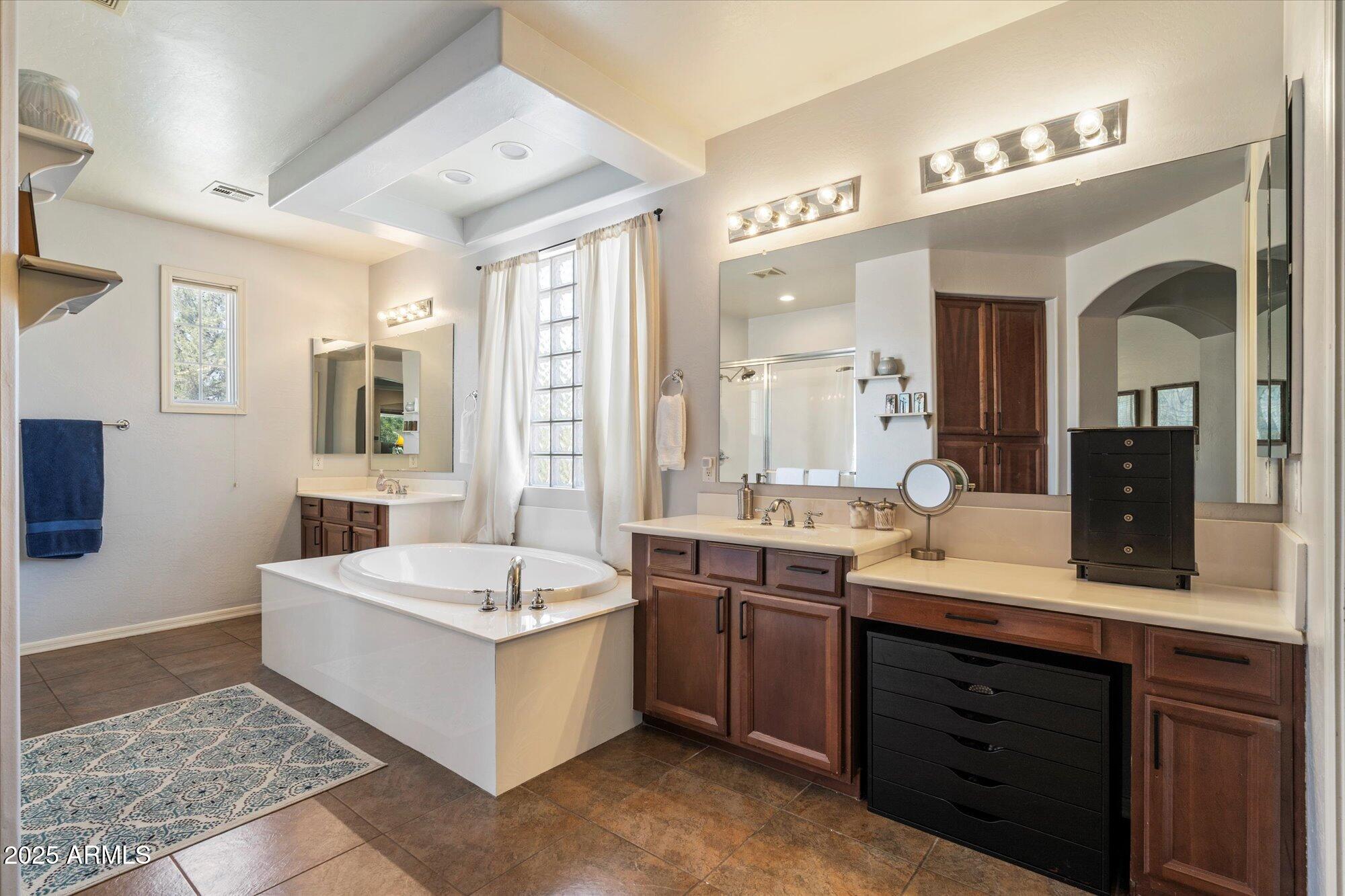 2204 E BOWKER Street