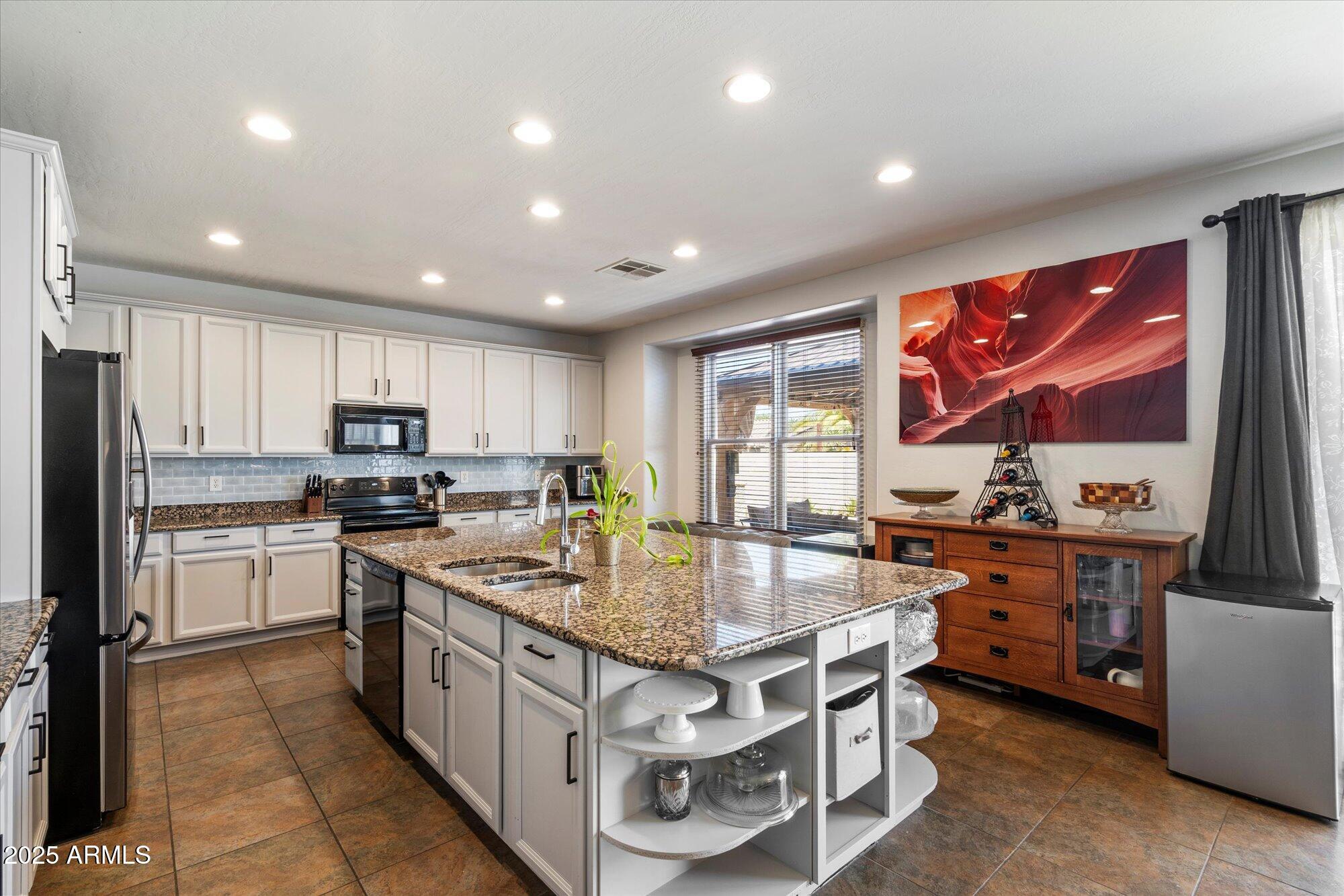 2204 E BOWKER Street