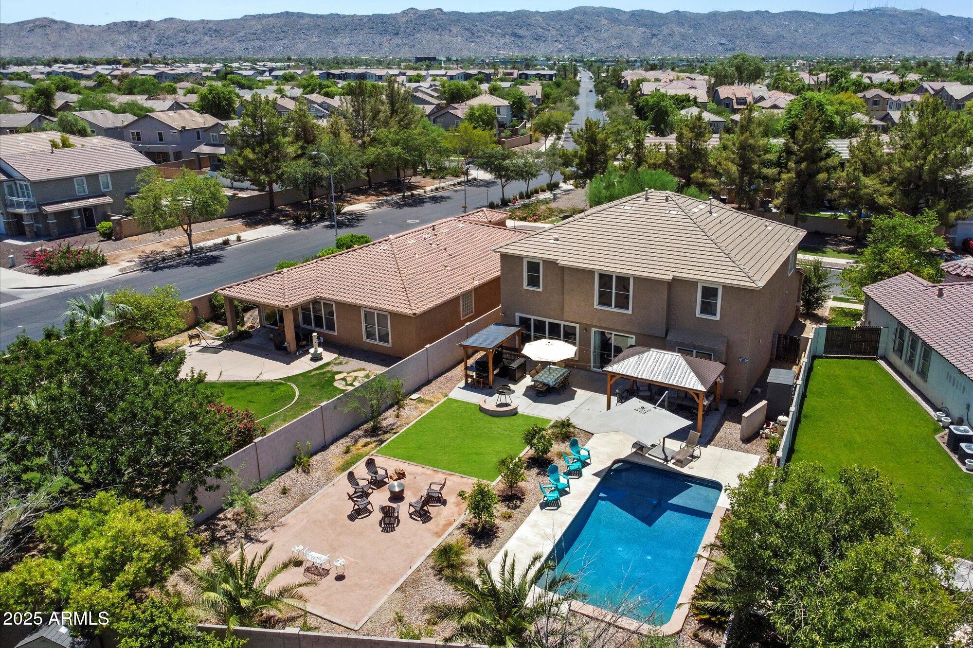 2204 E BOWKER Street