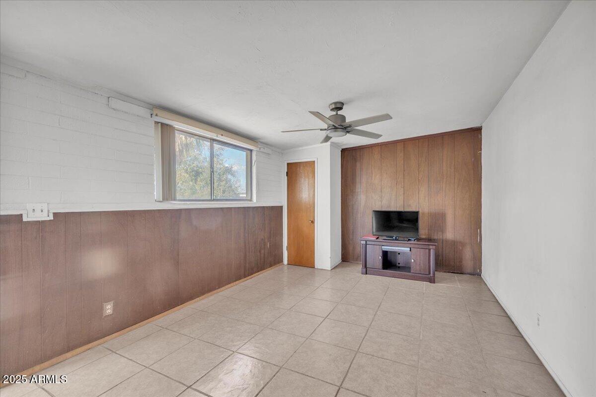 1837 E PLEASANT Lane