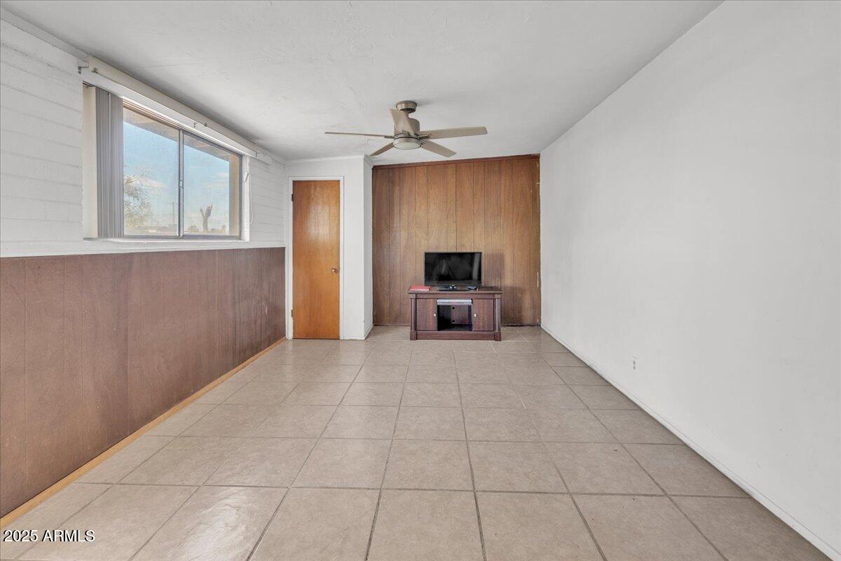 1837 E PLEASANT Lane