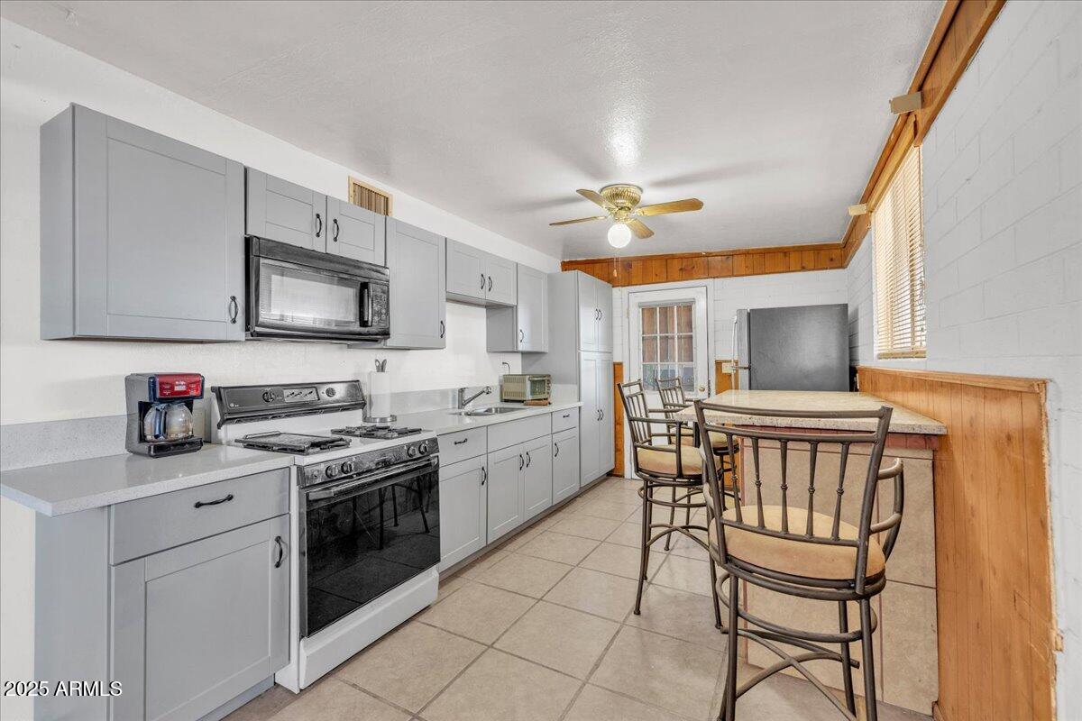 1837 E PLEASANT Lane