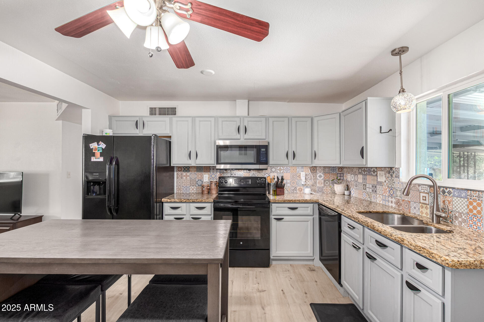 651 E CARLA VISTA Drive