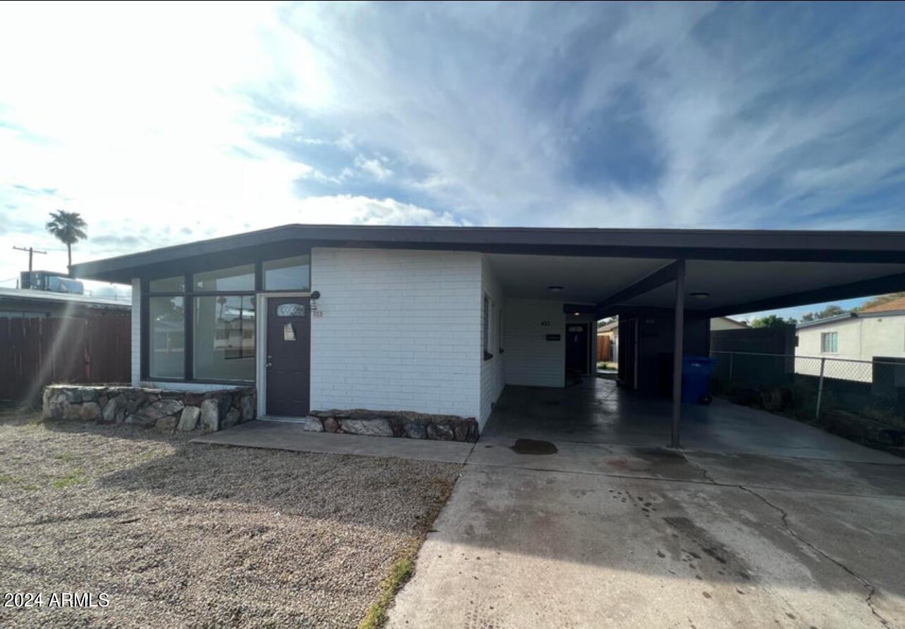 453 W UNIVERSITY Drive