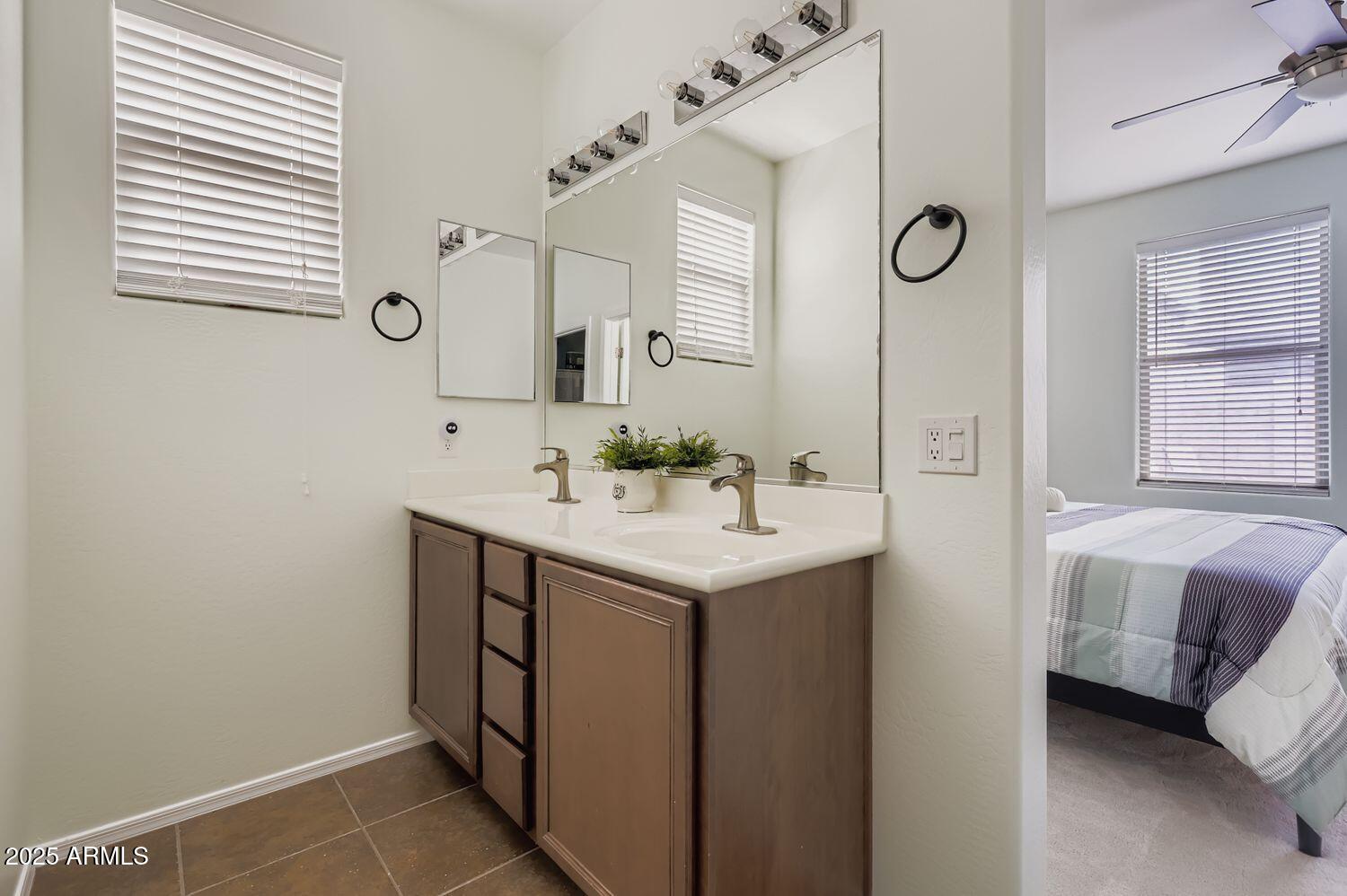 3323 E OAKLAND Street