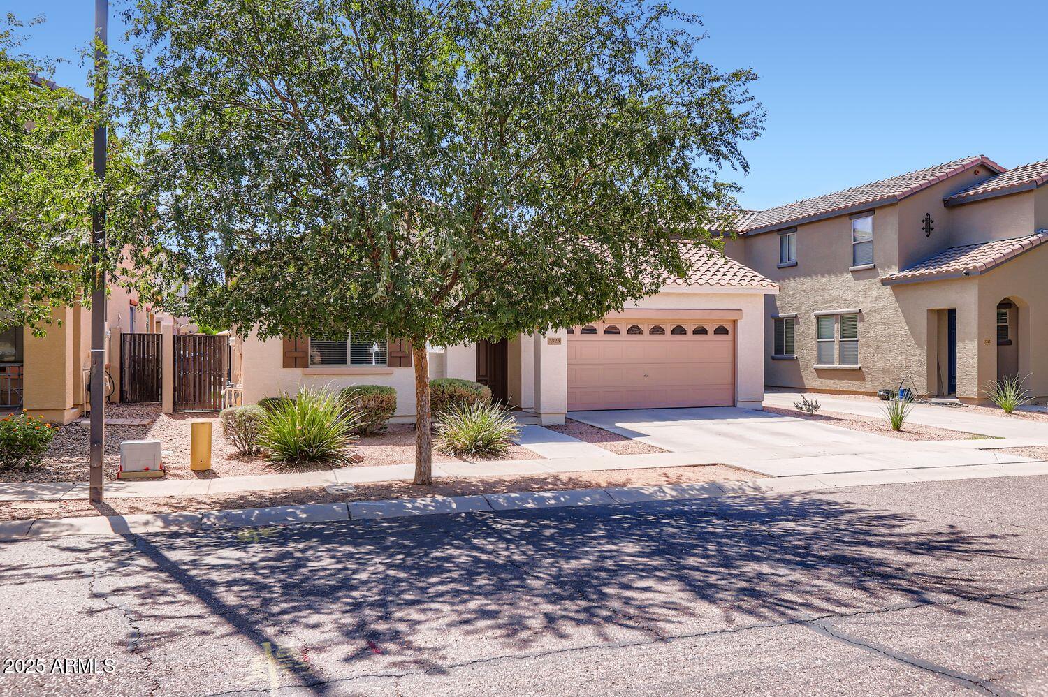 3323 E OAKLAND Street