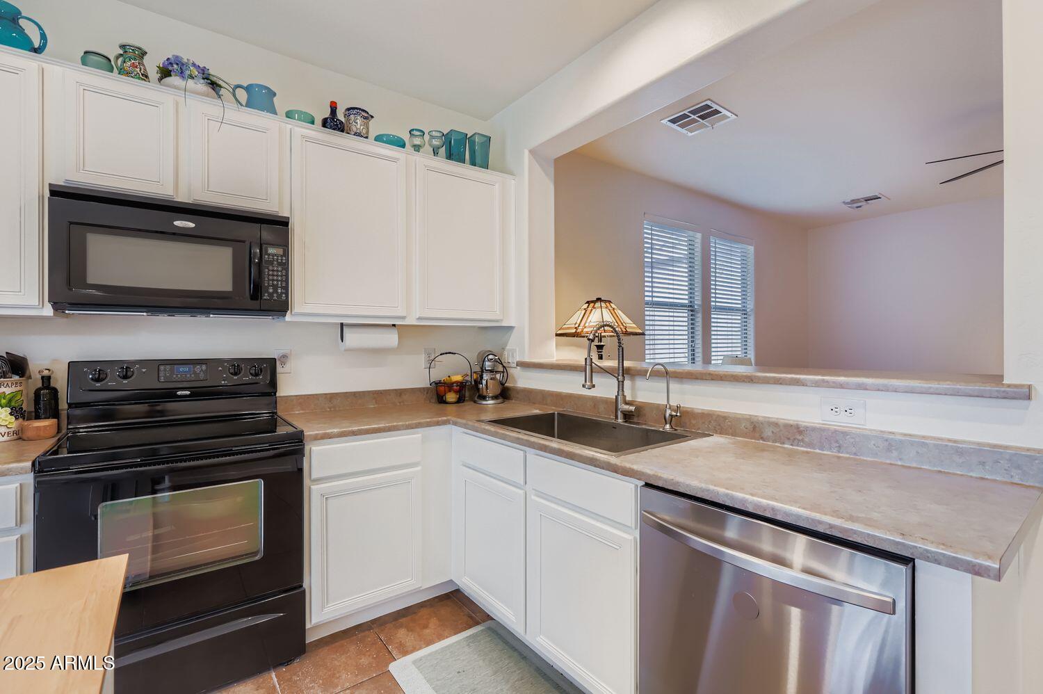 3323 E OAKLAND Street