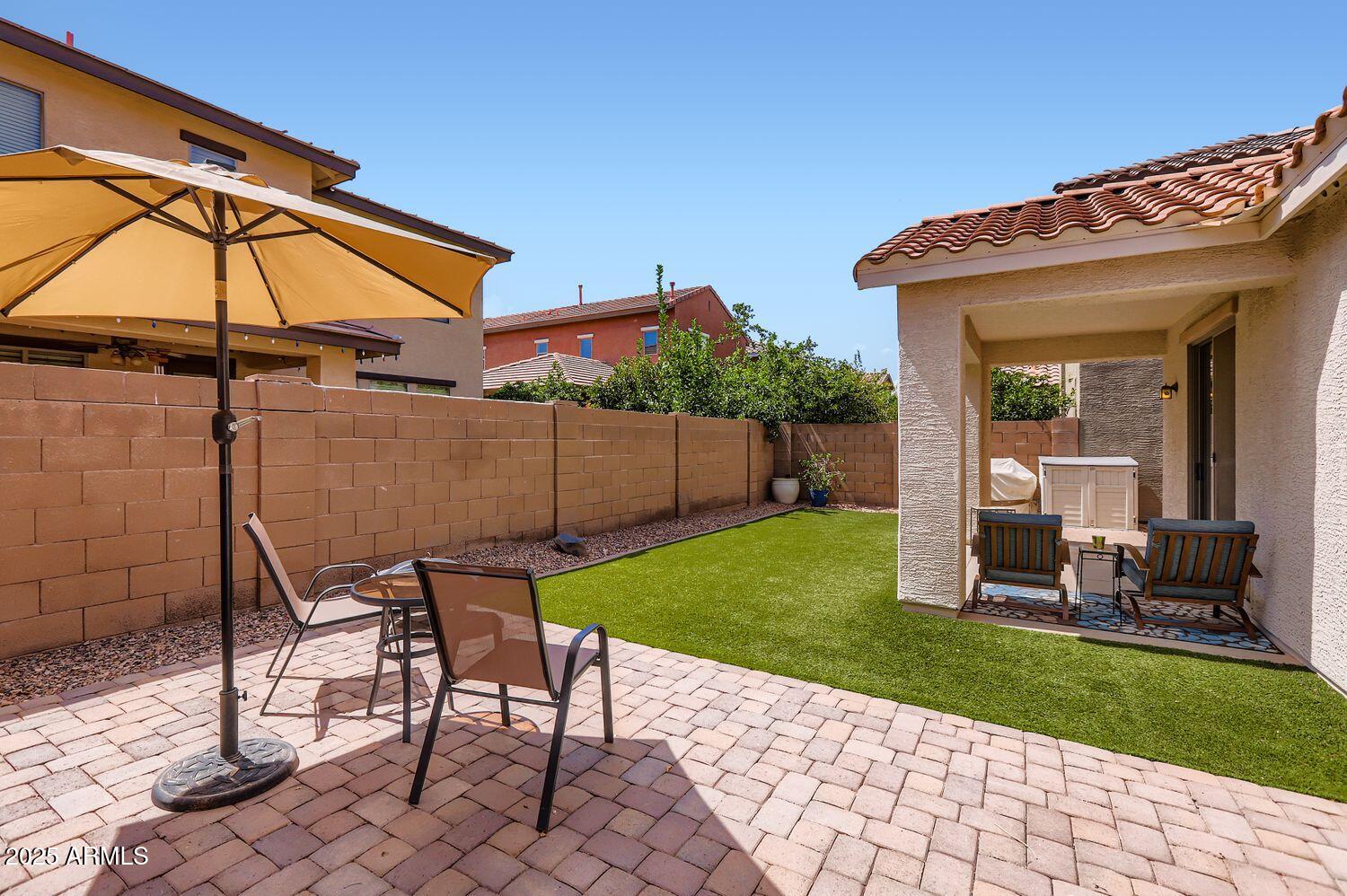 3323 E OAKLAND Street